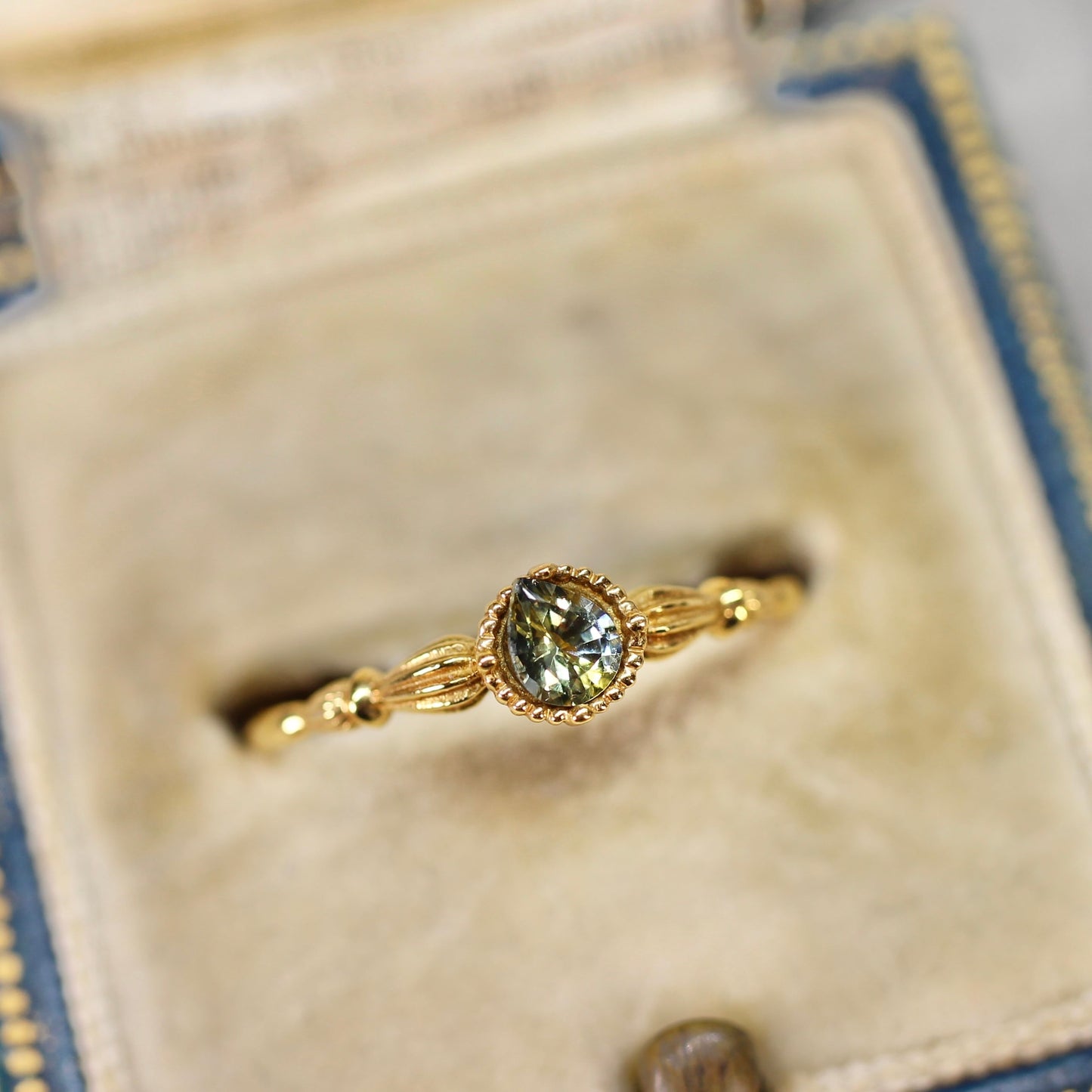 ペアシェイプカット バイカラーサファイア 0.2ct 3.8mm×3.0mm×1.8mm【MJ2544】