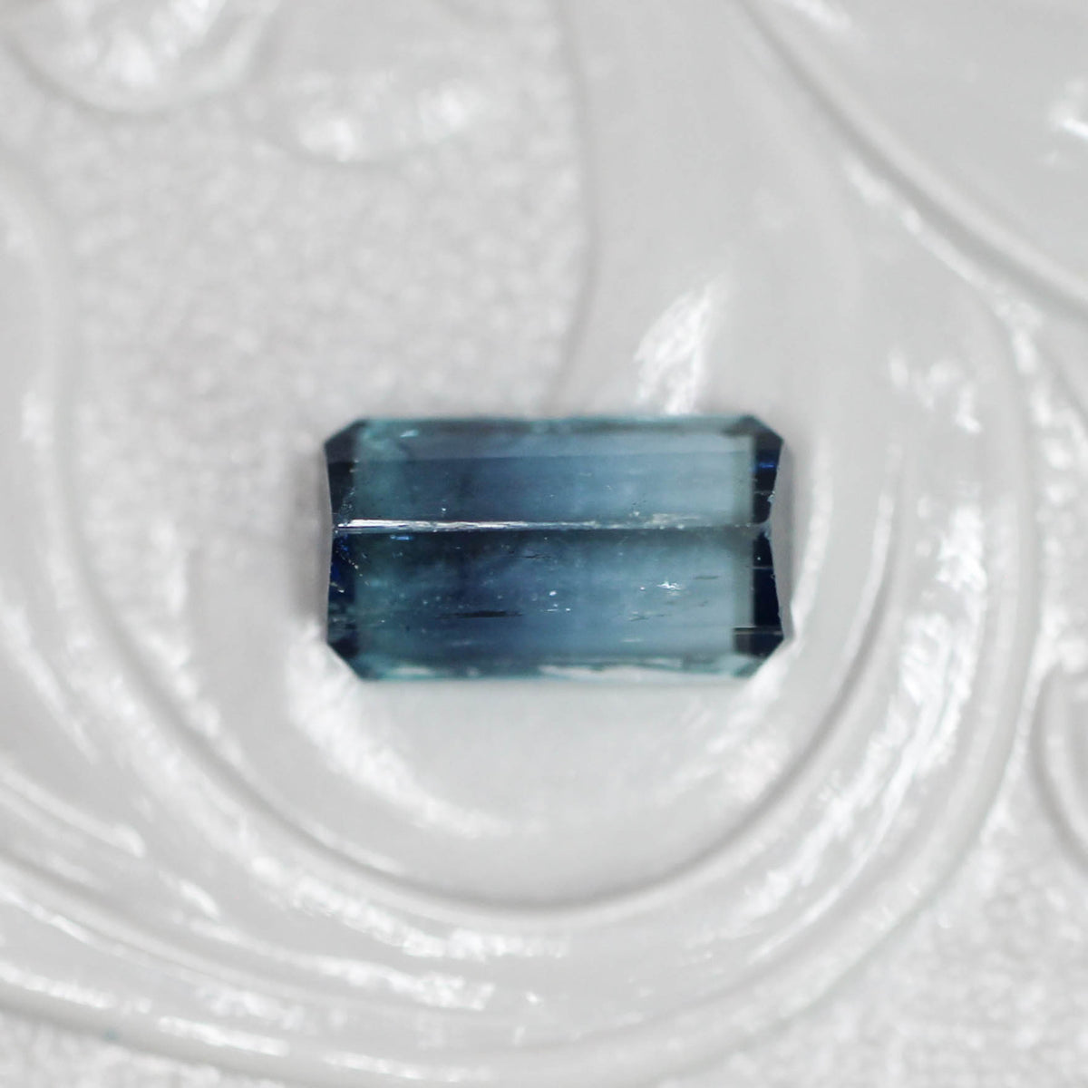 バイカラートルマリン 0.72ct エメラルドカット 6.7mm×3.7mm×3.0mm【MJ3138】