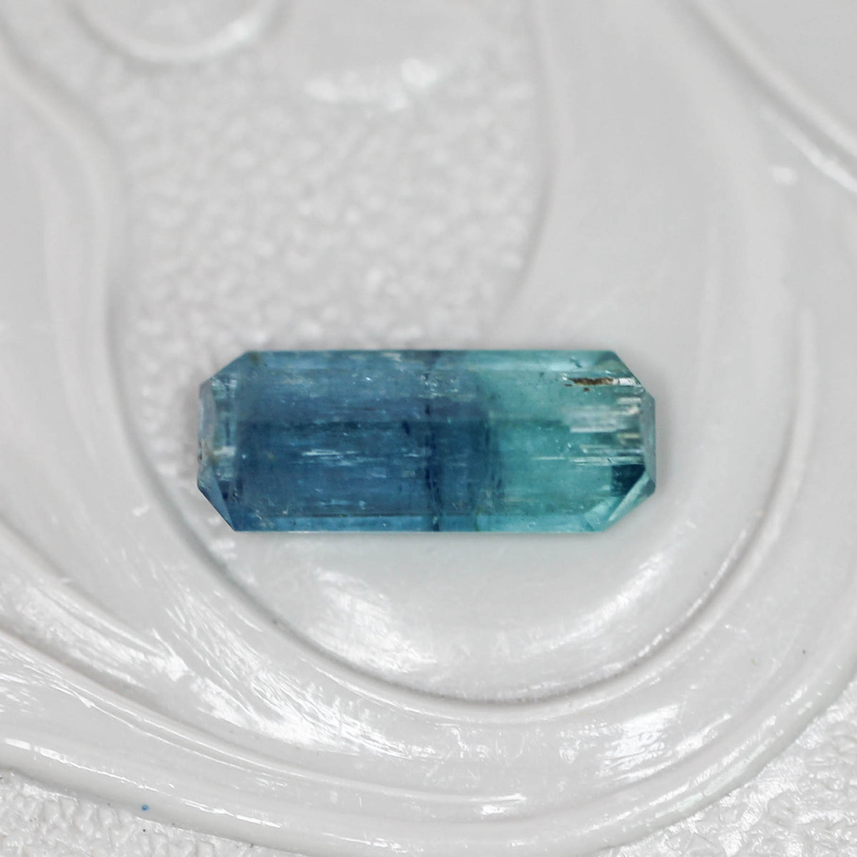 バイカラートルマリン 0.53ct エメラルドカット 7.7mm×3.1mm×2.3mm【MJ3140】