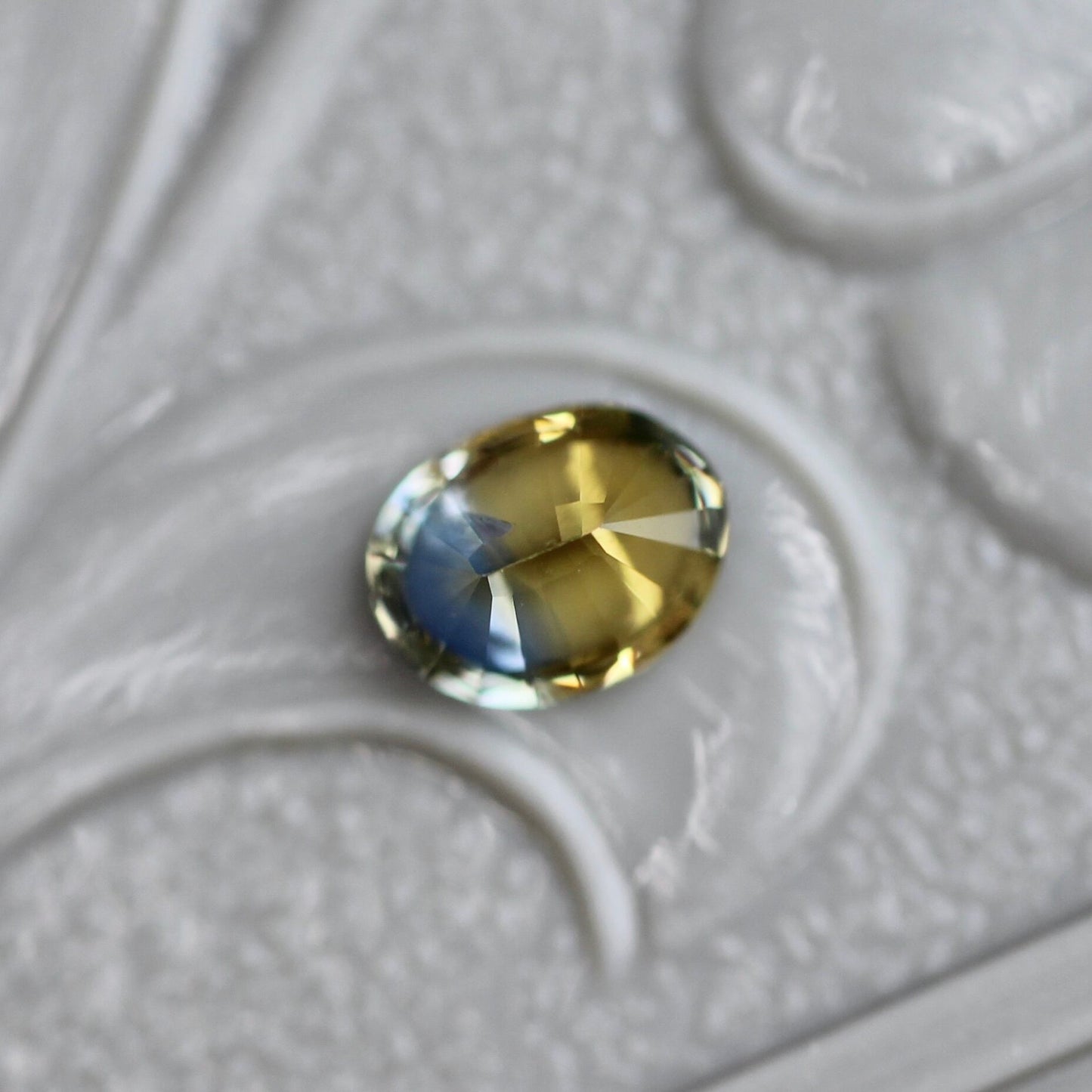 バイカラーサファイア 0.2ct 3mm×3.9mm 【MJ2418】