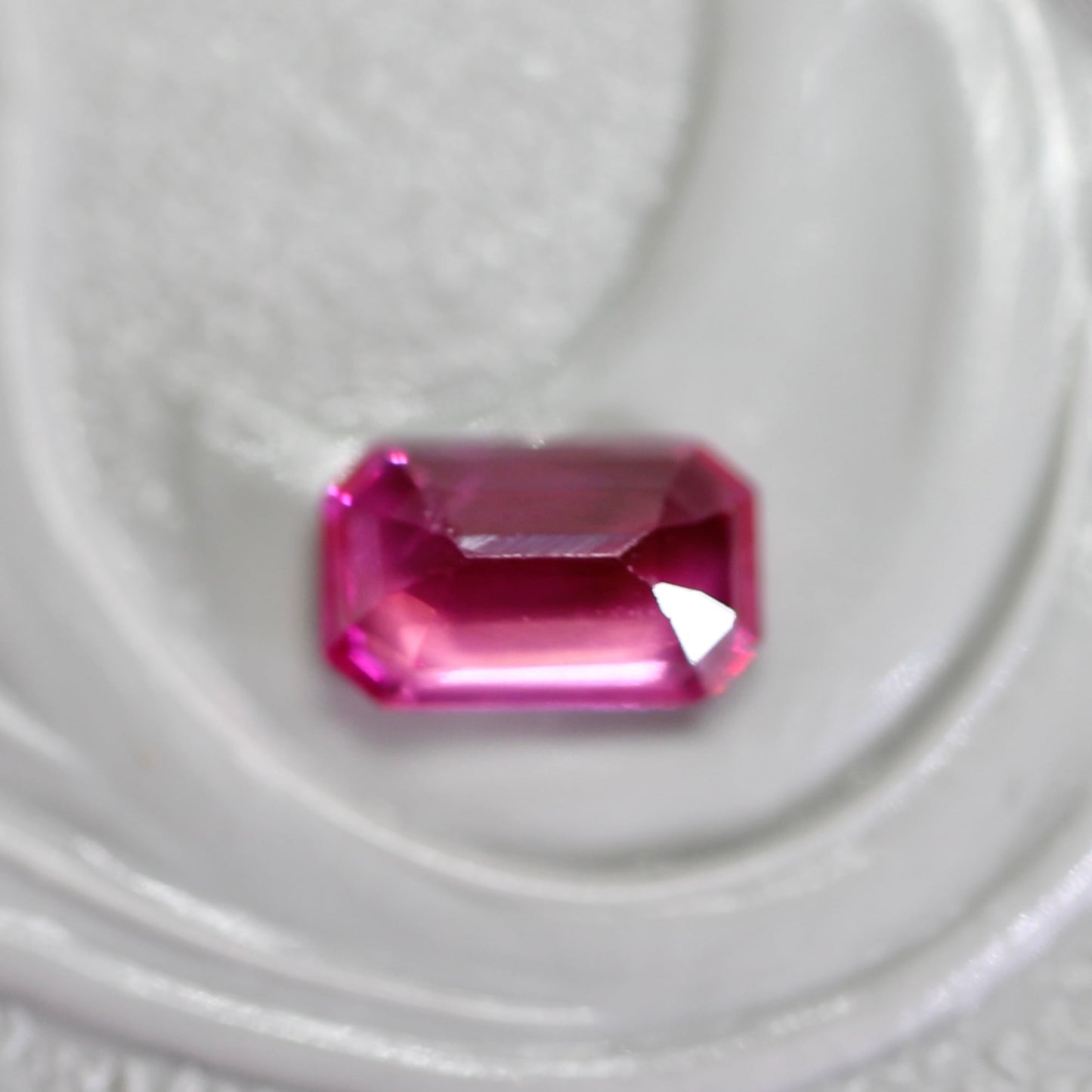 ルビー 0.32ct エメラルドカット 4.9mm×3.1mm×1.8mm【MJ2751】