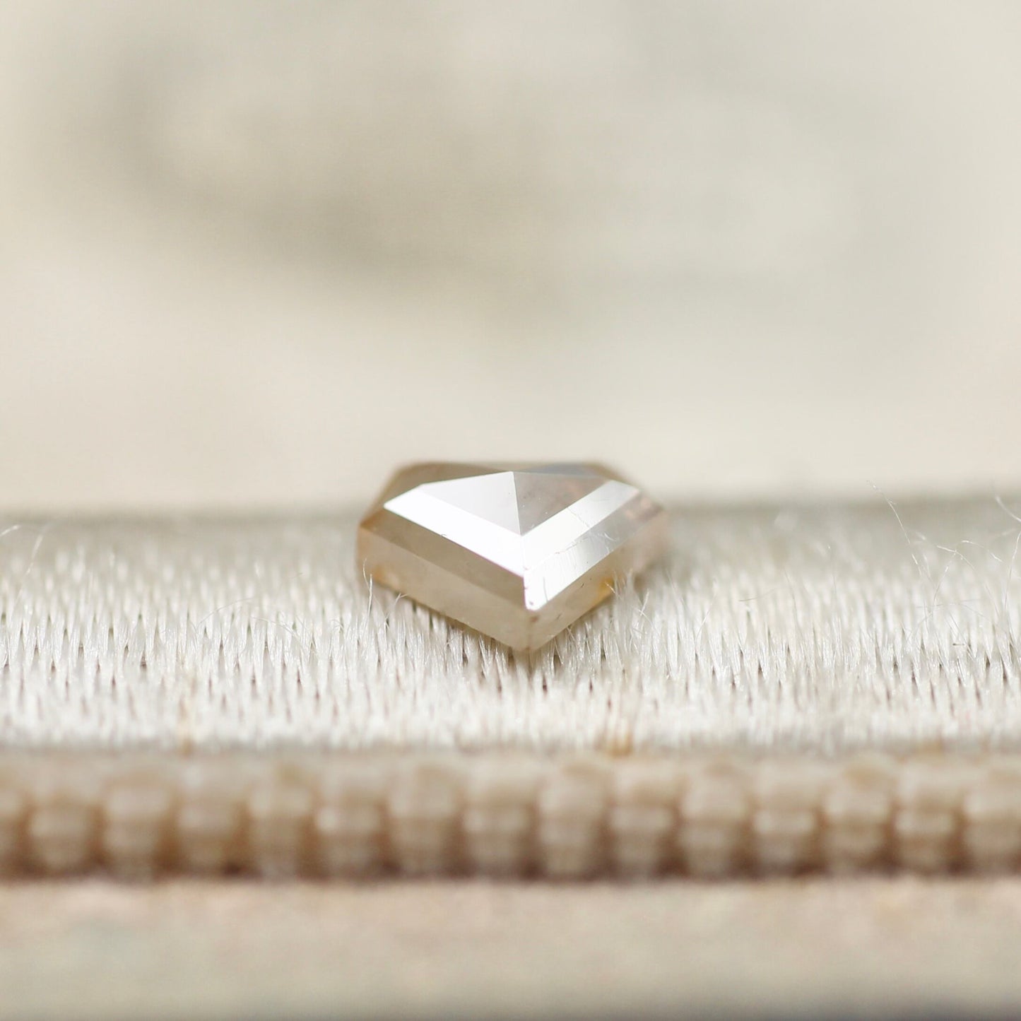 ダイヤカット ナチュラルダイヤモンド 0.25ct 3.6mm×4.4mm-1.4mm 【MJ2489】