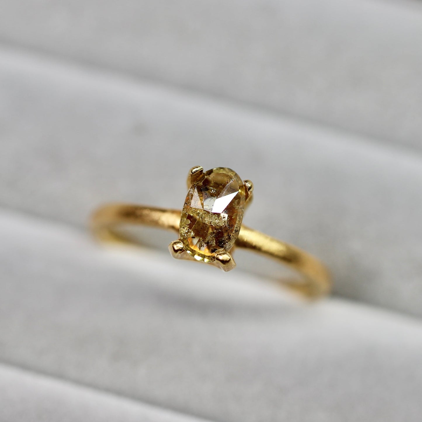 オーバルローズカット ナチュラルダイヤモンド 0.46ct 6.4mm×3.9mm-1.3mm 【MJ2495】