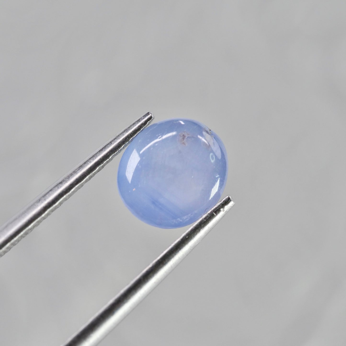 成長線入りスターサファイア 2.25ct カボションカット 7.4mm×6.6mm×4.6mm【MJ2937】