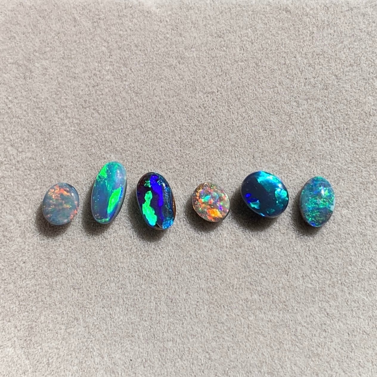 ボルダーオパール 0.36ct オーバルカボションカット 6.2mm×4.4mm×2.2mm【MJ2645】