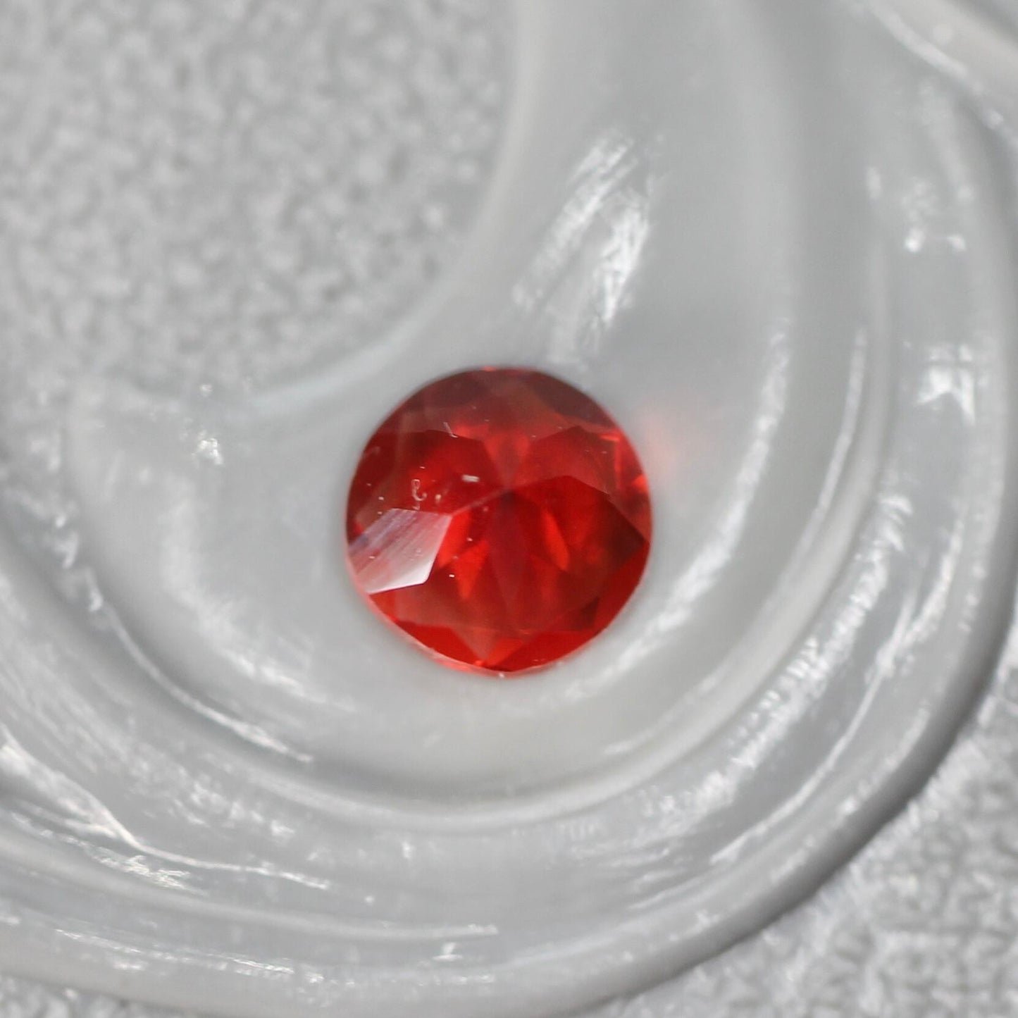 レッドラブラドライト 0.19ct ラウンドカット 4.0mm×4.0mm×2.5mm【MJ2569】