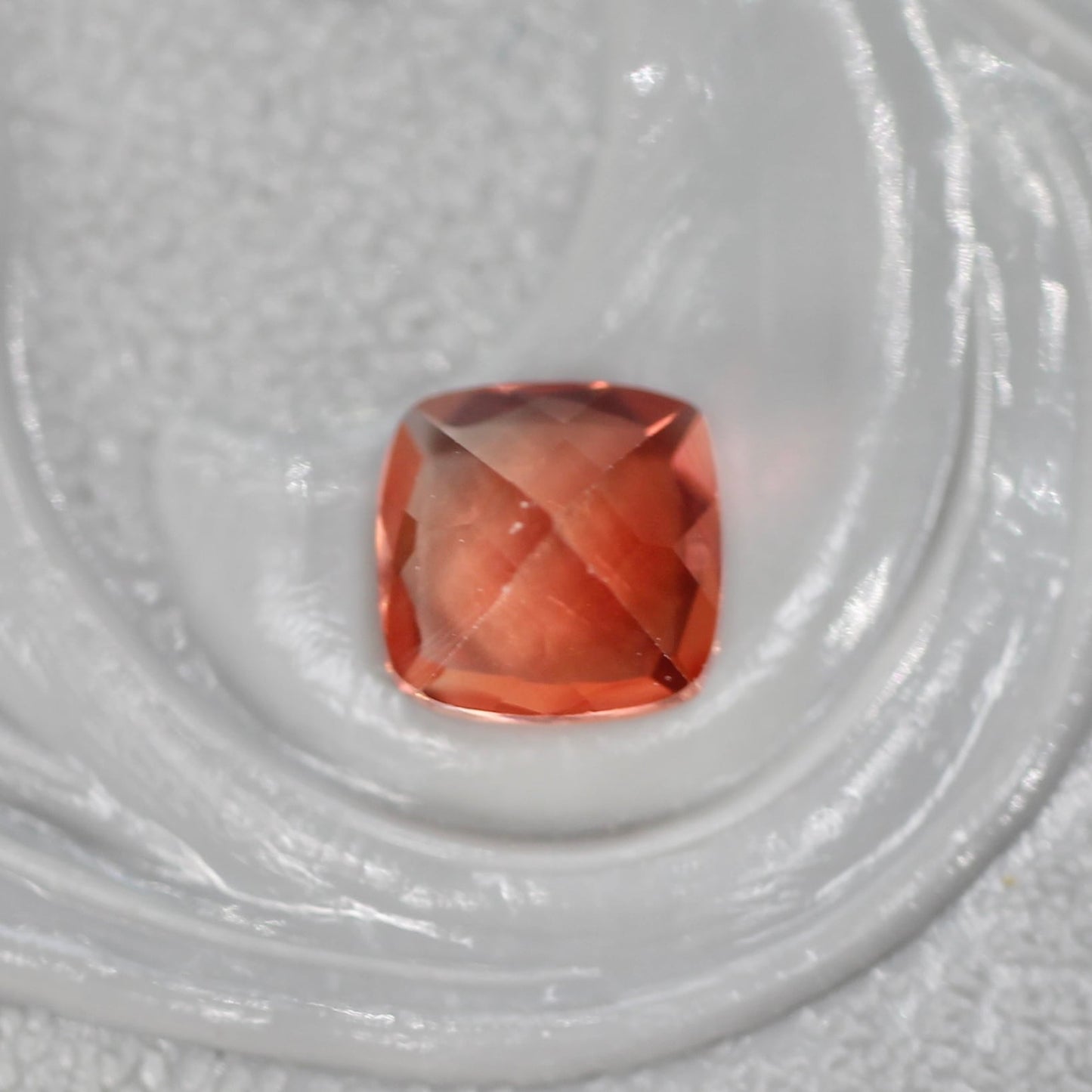 レッドラブラドライト 0.27ct クッションカット 4.4mm×4.3mm×2.7mm【MJ2695】