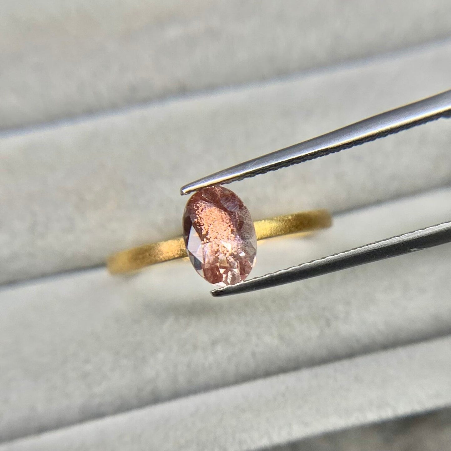 オーバルカット ラブラドライト 0.78ct 6.5mm×4.7mm-3.7mm 【MJ2511】