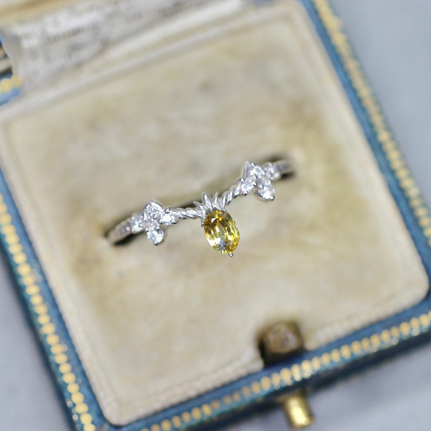 バイカラーサファイア 0.23ct オーバルカット 4.3mm×3.3mm×2.2mm【MJ2559】