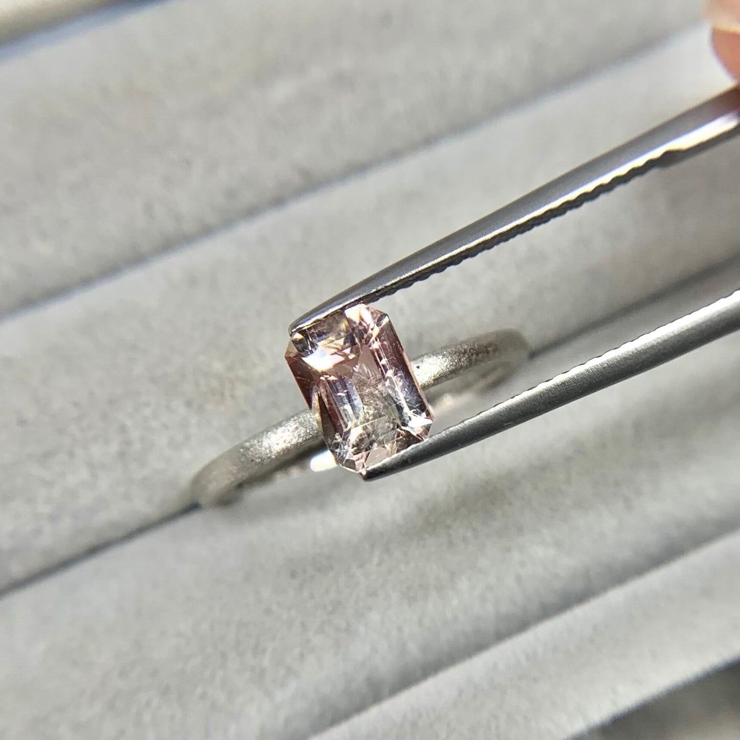 エメラルドカット バイカラーラブラドライト 0.82ct 6.5mm×4.4mm-3.1mm 【MJ2513】