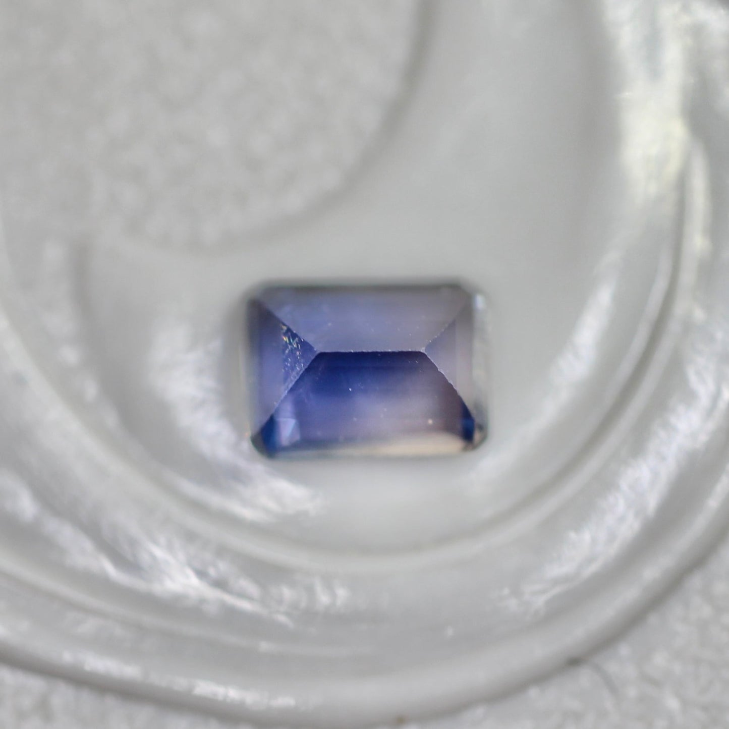 バイカラーサファイア 0.27ct エメラルドカット 4.2mm×3.1mm×2.2mm【MJ2711】