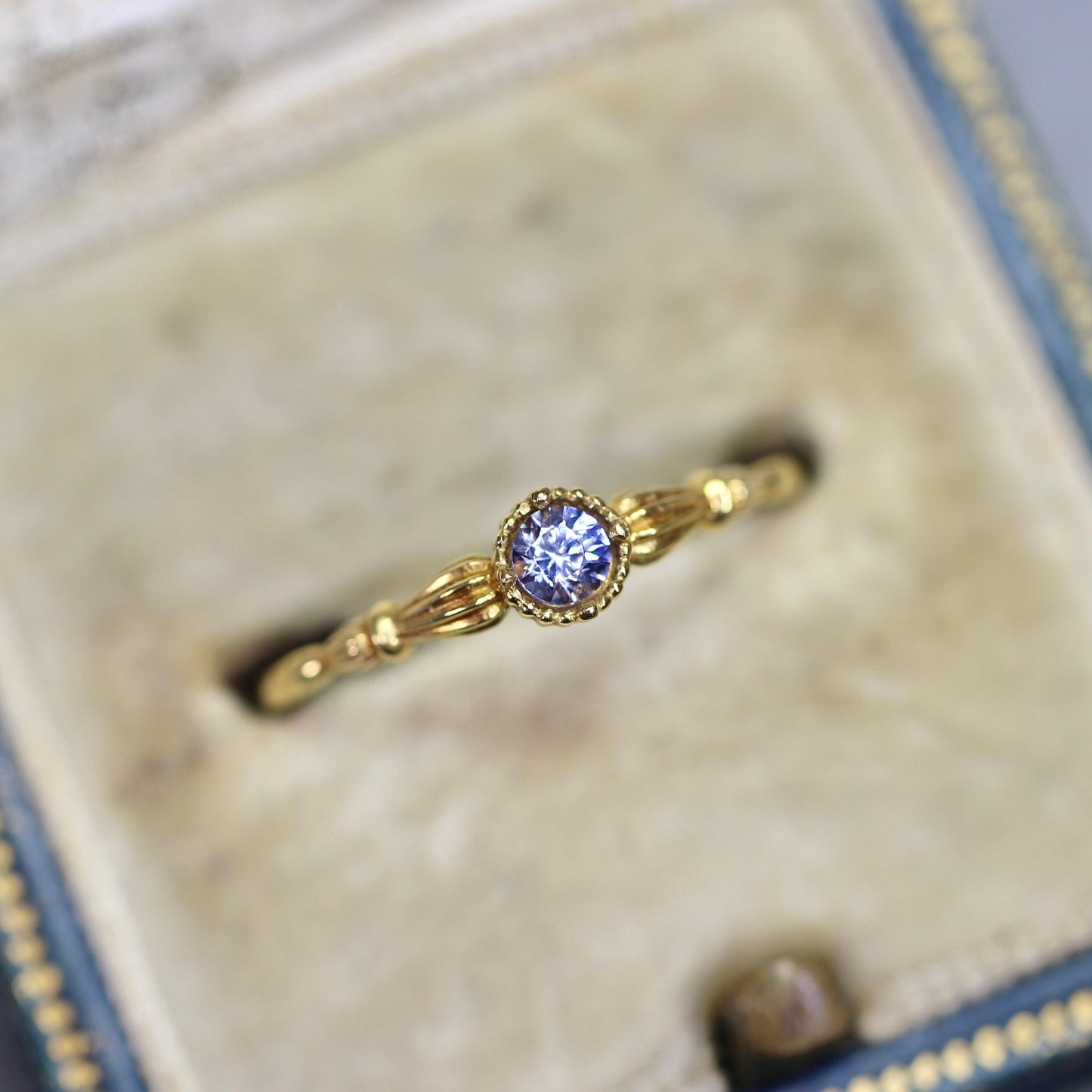 バイカラーサファイア 0.12ct ラウンドカット 2.9mm×2.9mm×2.1mm【MJ2552】