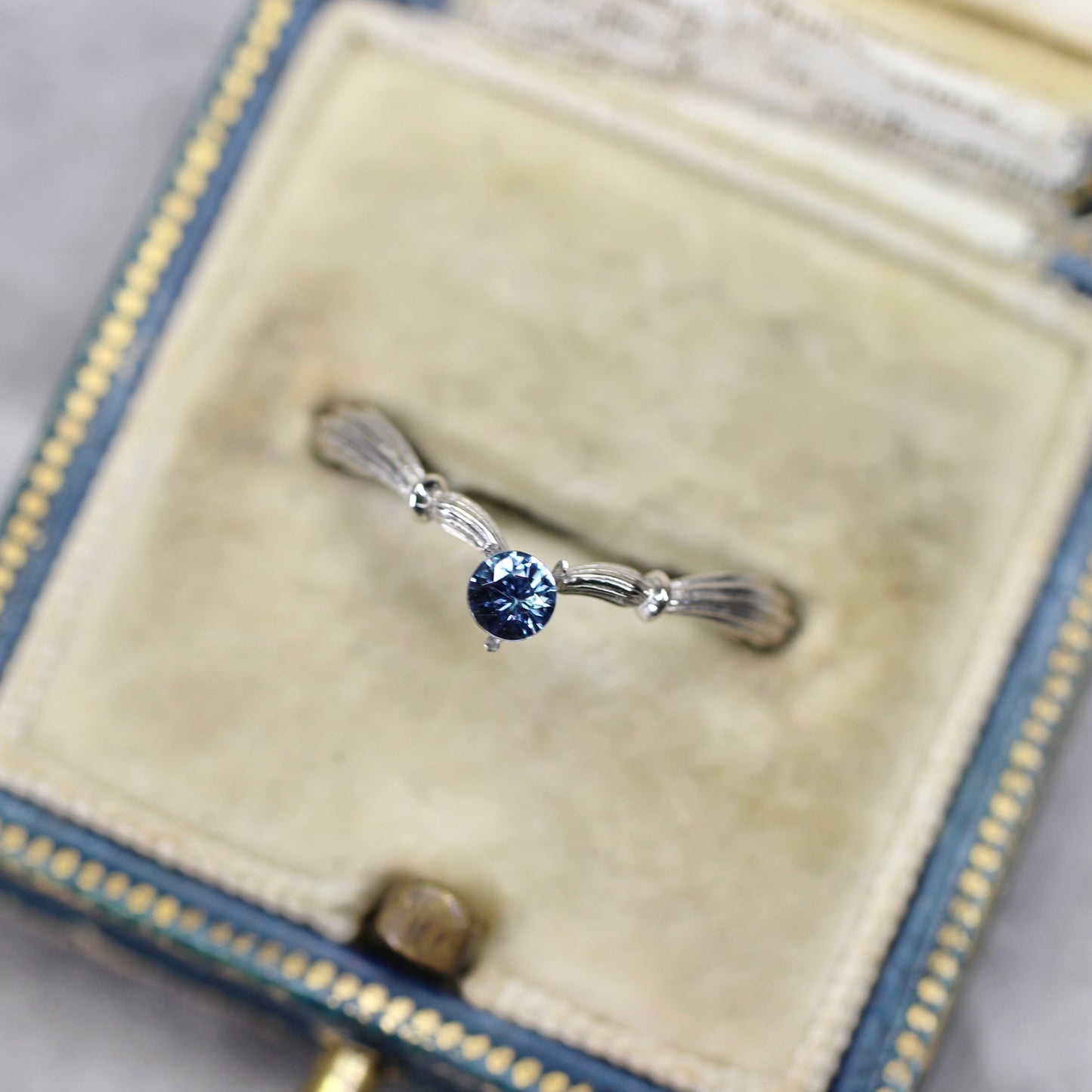 ベキリーブルーガーネット 0.16ct ラウンドカット 3.2mm×3.2mm×2.1mm【MJ2561】