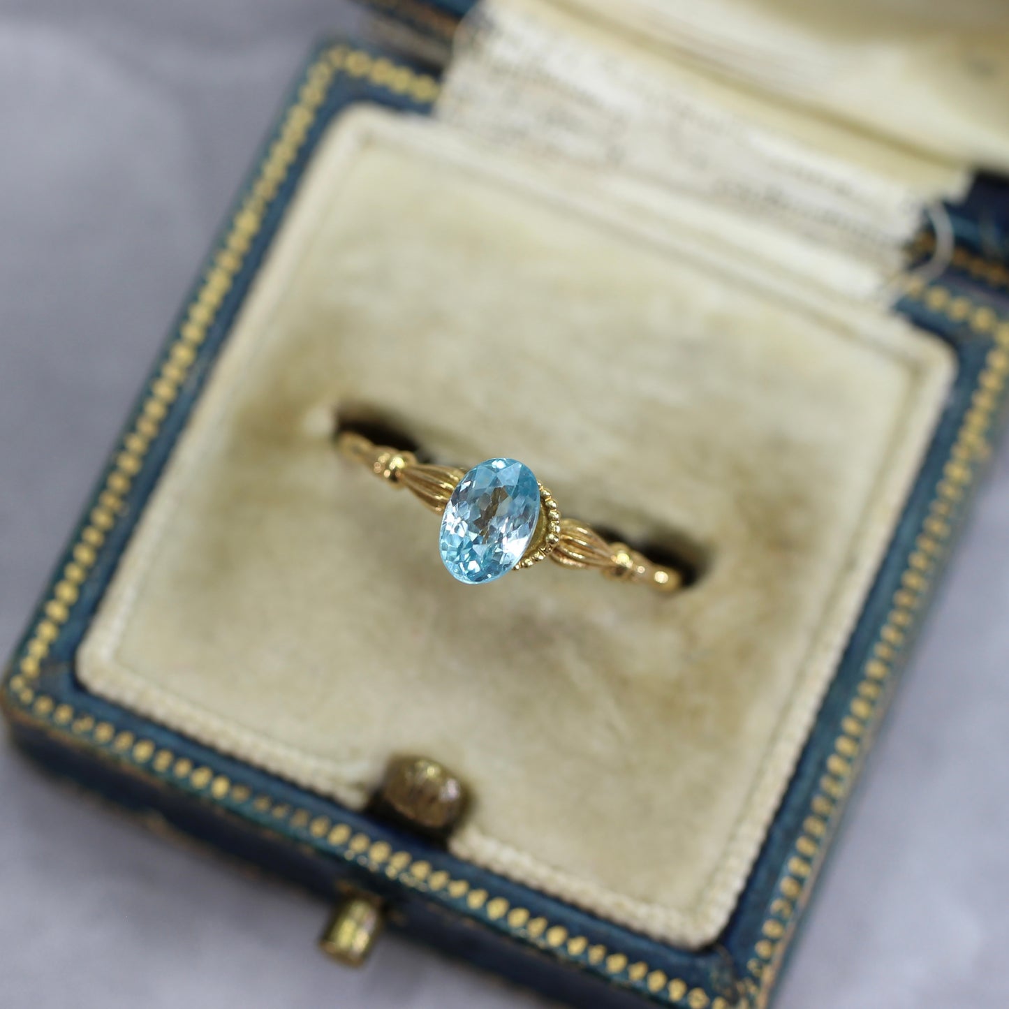 ブルージルコン 0.88ct オーバルカット 6.1mm×4.2mm×3.1mm【MJ2747】