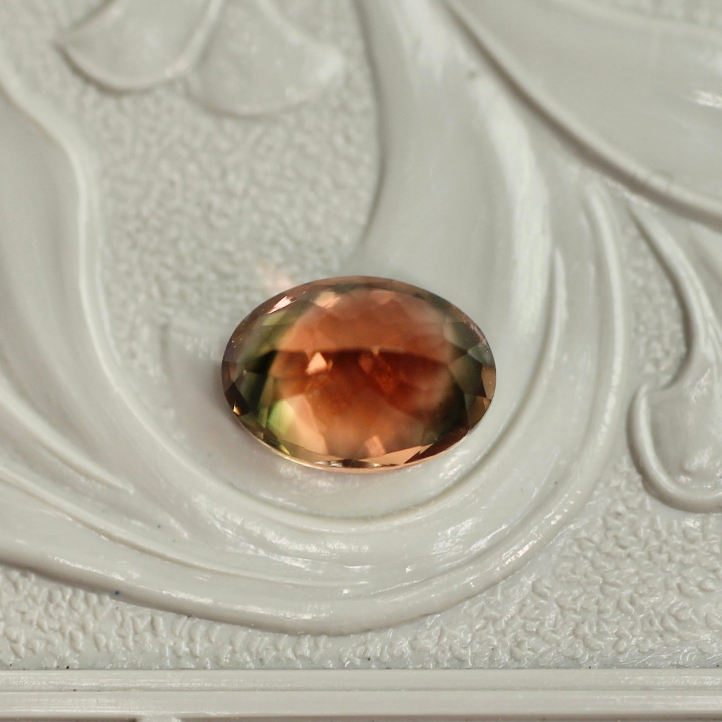 バイカラートルマリン 0.90ct オーバルカット 7.0mm×5.0mm×3.8mm【MJ3044】