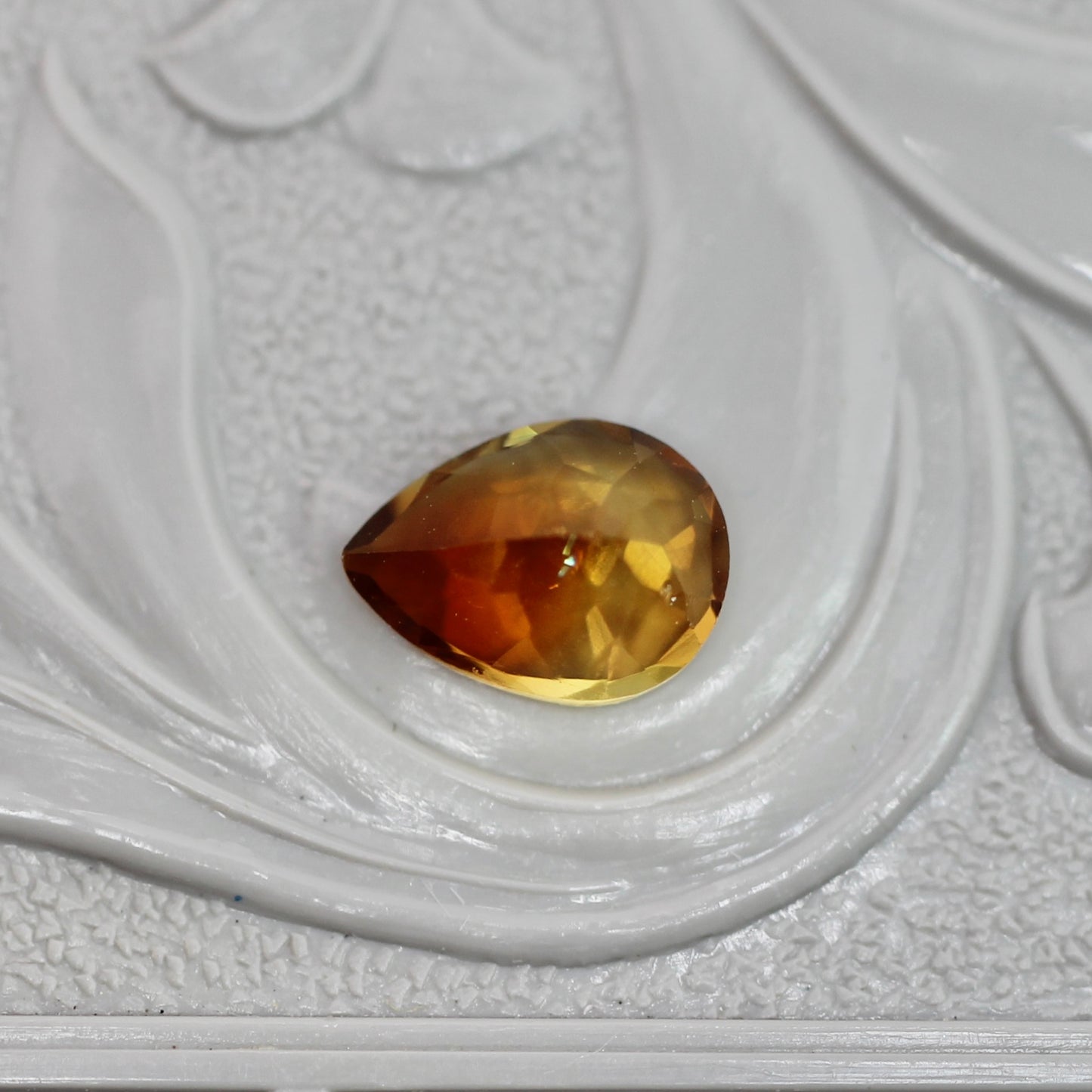 バイカラートルマリン 0.60ct ペアシェイプカット 6.5mm×4.8mm×3.0mm【MJ3047】