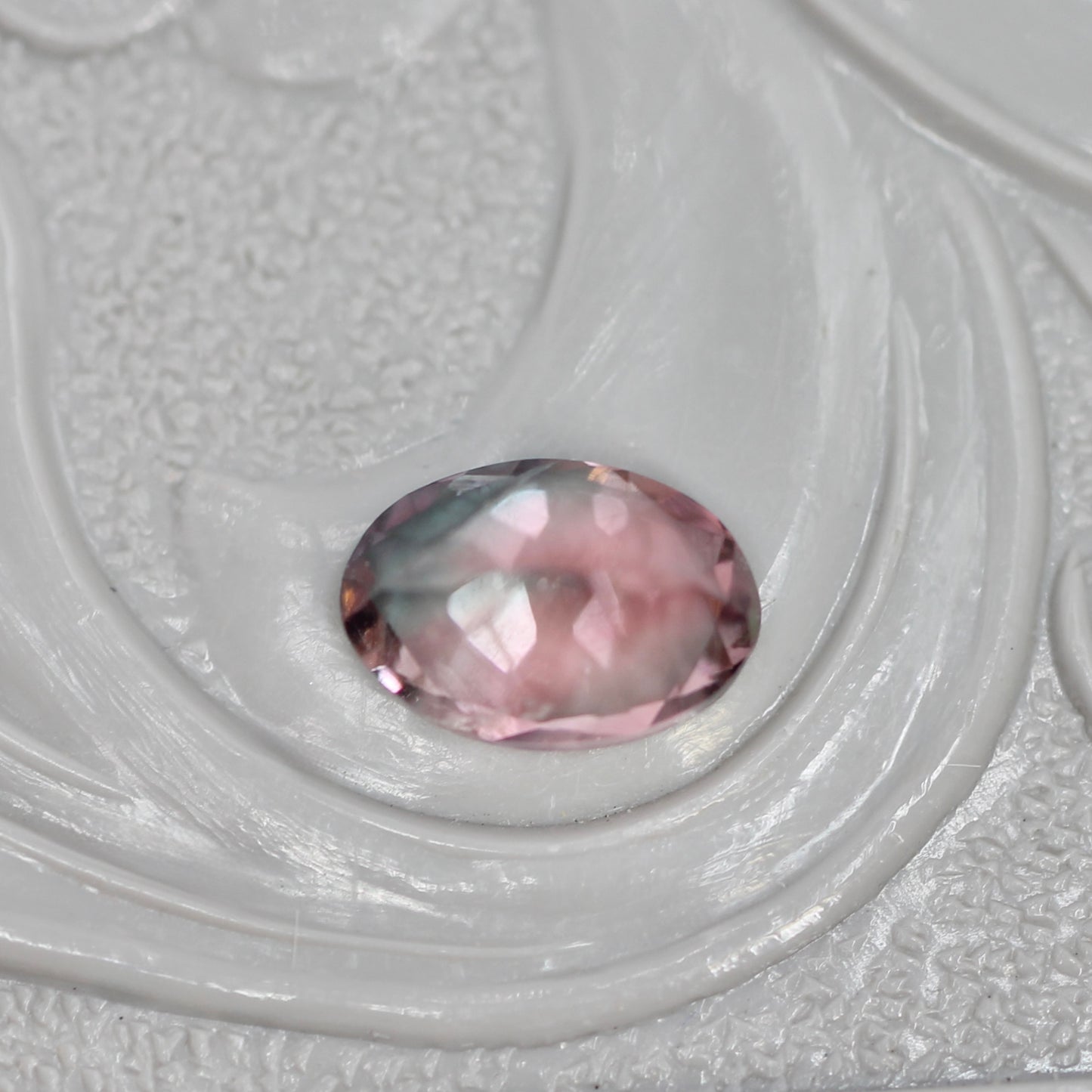 バイカラートルマリン 0.41ct オーバルカット 5.7mm×4.0mm×2.9mm【MJ3050】