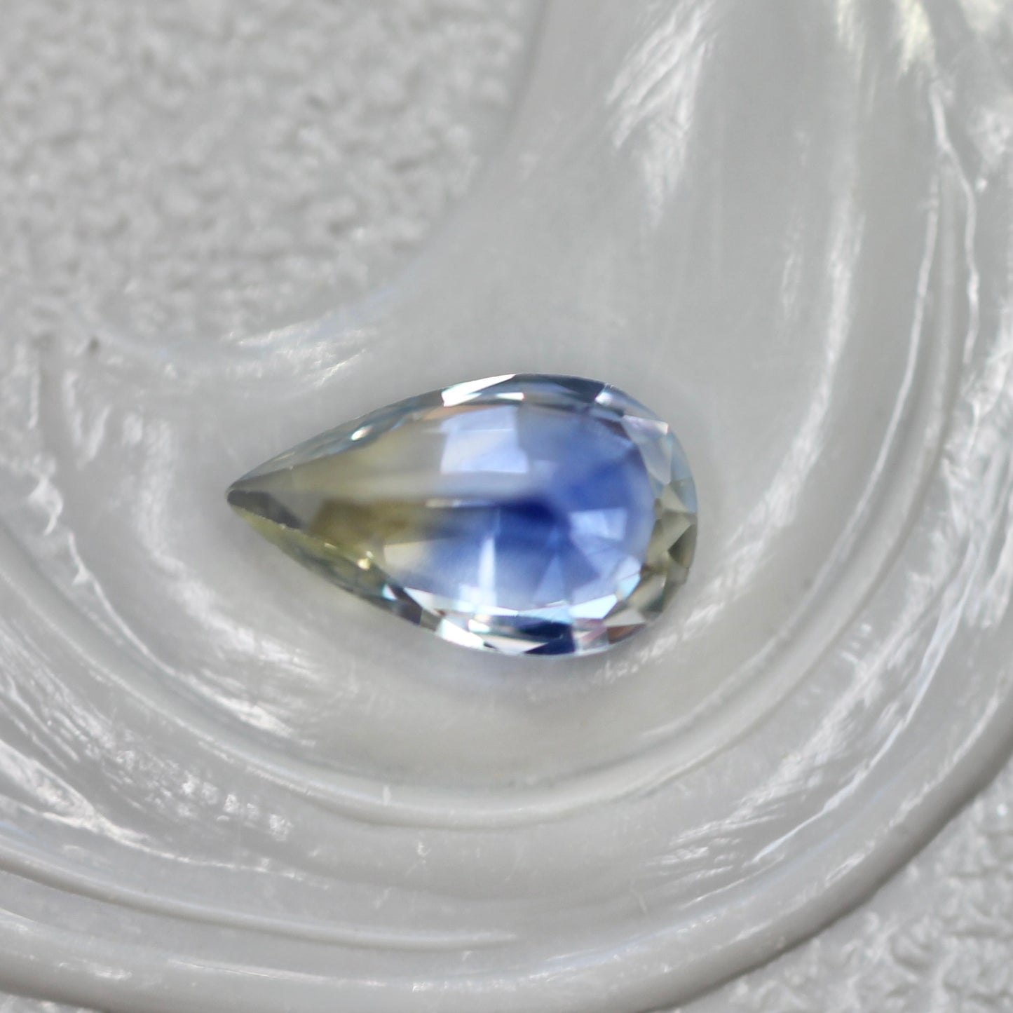 バイカラーサファイア 0.28ct ペアシェイプカット 5.2mm×3.1mm×2.3mm【MJ2810】