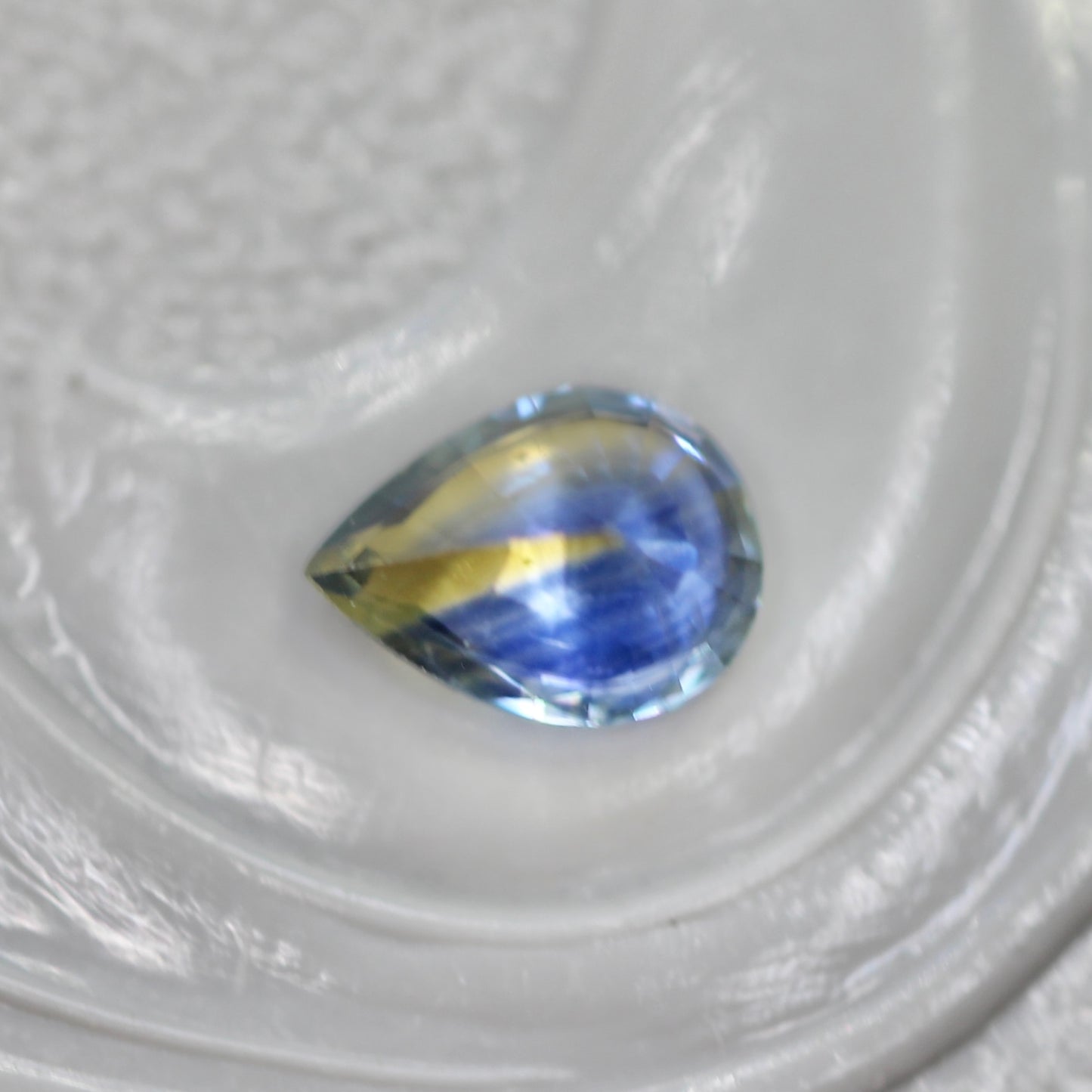 バイカラーサファイア 0.22ct ペアシェイプカット 4.3mm×3.2mm×2.1mm【MJ2811】