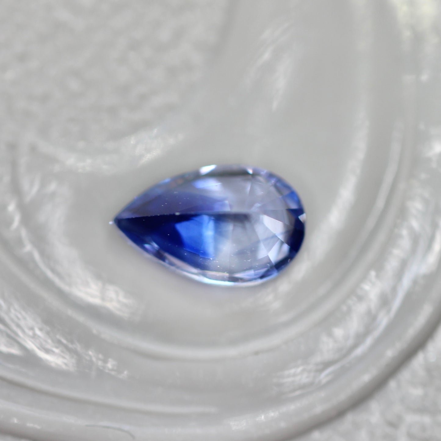 バイカラーサファイア 0.24ct ペアシェイプカット 4.9mm×3.0mm×2.1mm【MJ2812】