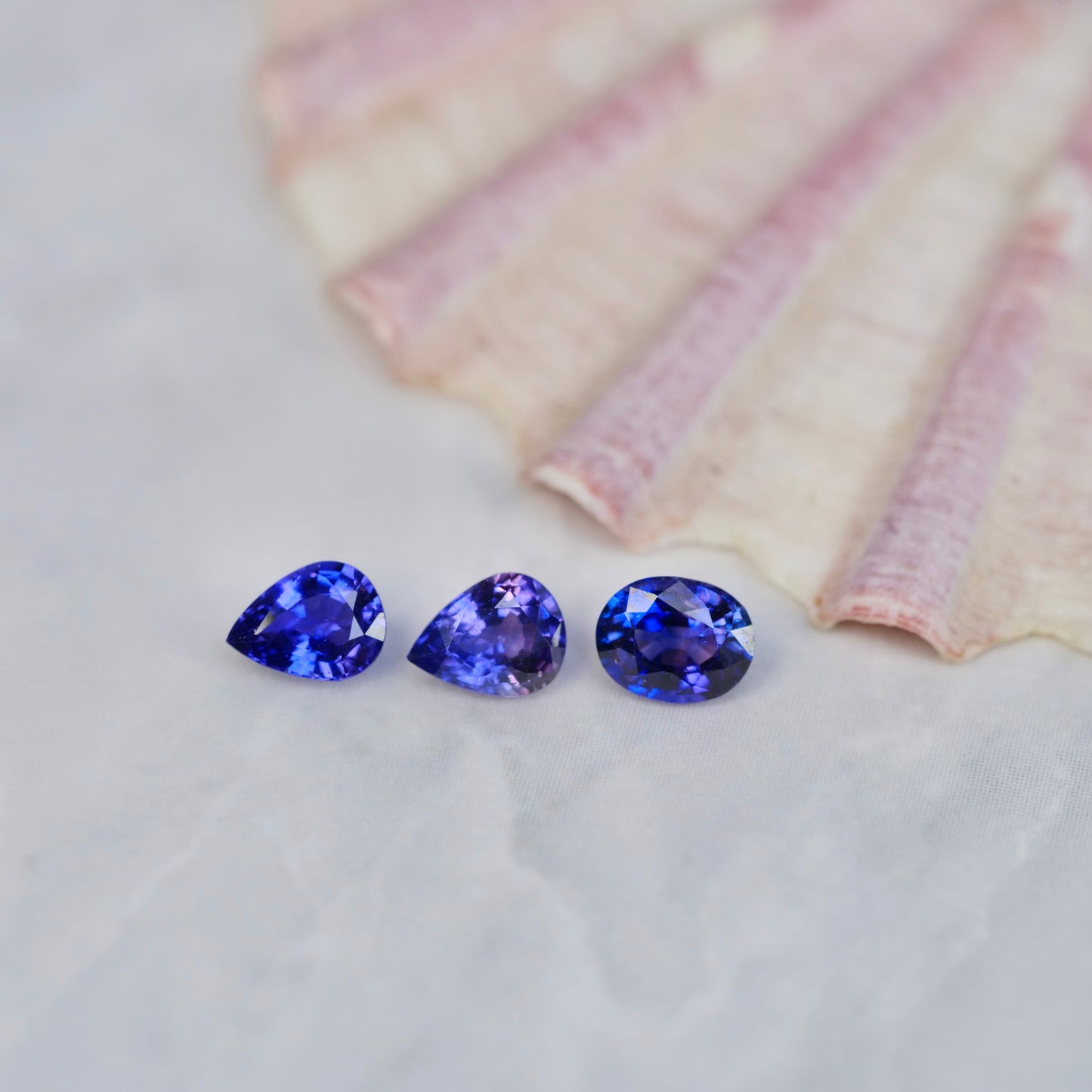 バイカラーサファイア 0.33ct ペアシェイプカット 5.0mm×3.6mm×2.2mm【MJ2545】