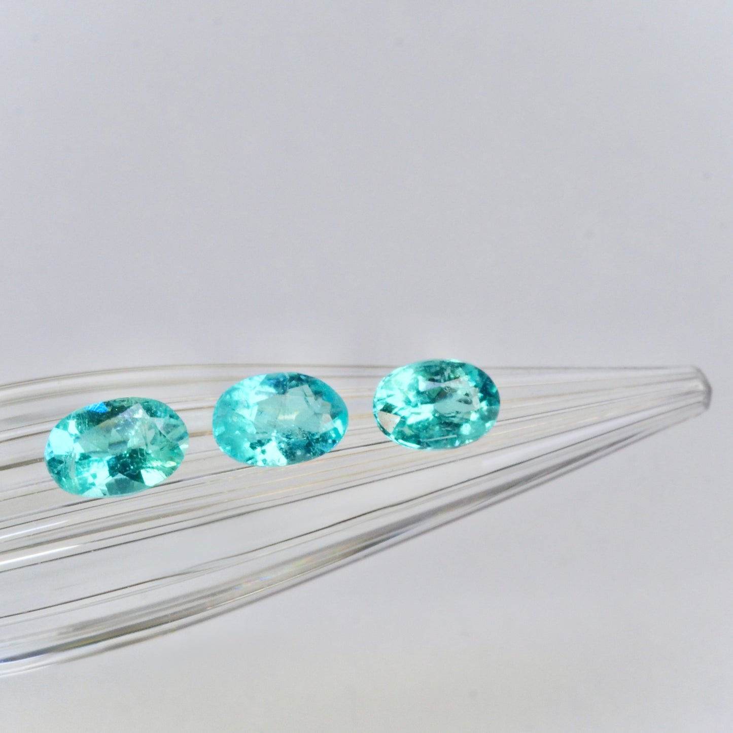 パライバトルマリン ブラジル産 0.05ct オーバルカット 2.8mm×2.0mm×1.4mm【MJ2550-3】