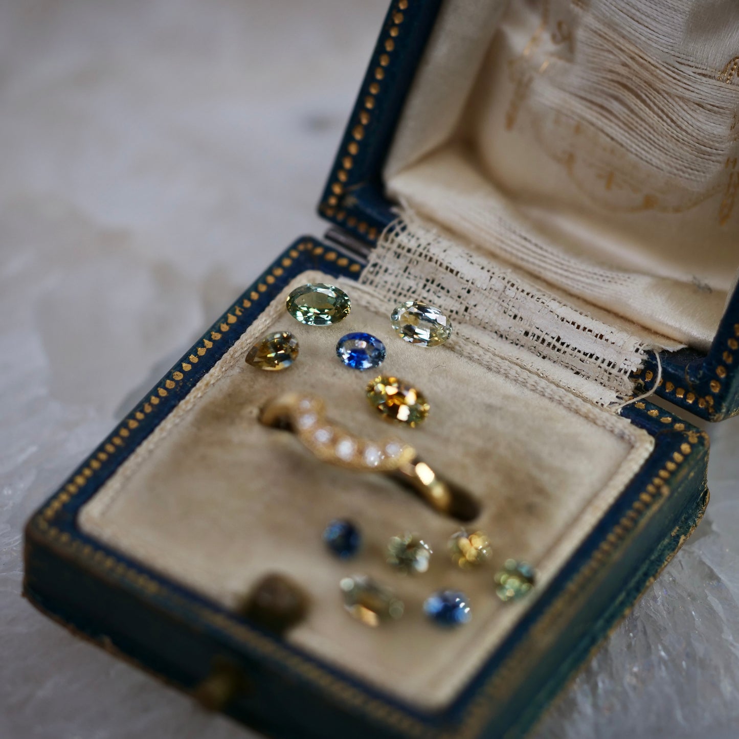 モンタナサファイア 0.46ct オーバルカット 5.4mm×3.6mm×2.5mm【MJ2951】