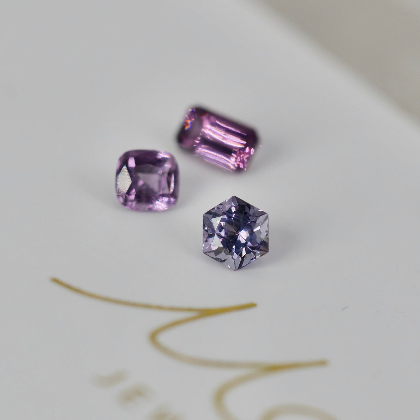 スピネル 0.26ct クッションカット 3.8mm×3.6mm×2.4mm【MJ2964】