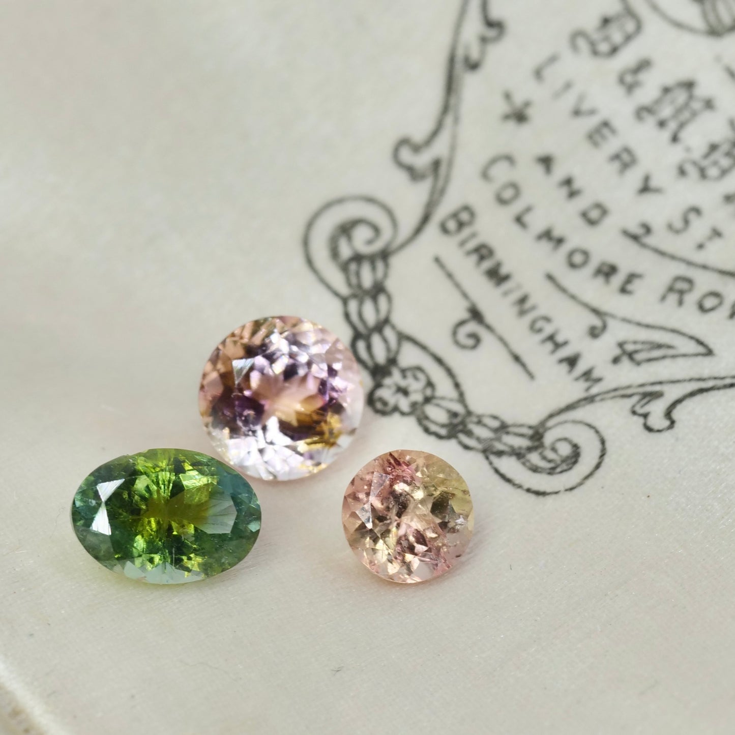 バイカラートルマリン 0.91ct オーバルカット 7.2mm×5.0mm×3.6mm【MJ2976】