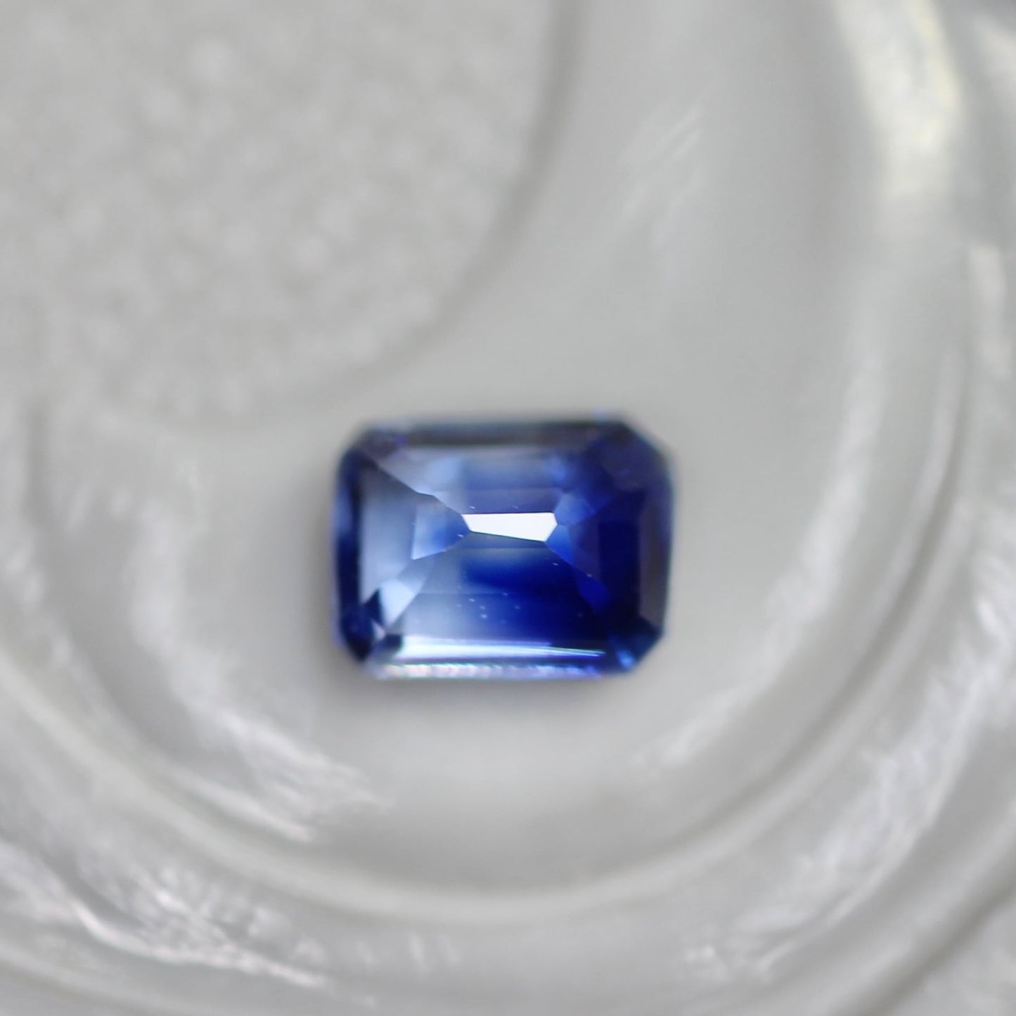 バイカラーサファイア 0.22ct エメラルドカット 3.8mm×2.9mm×2.0mm【MJ2709】