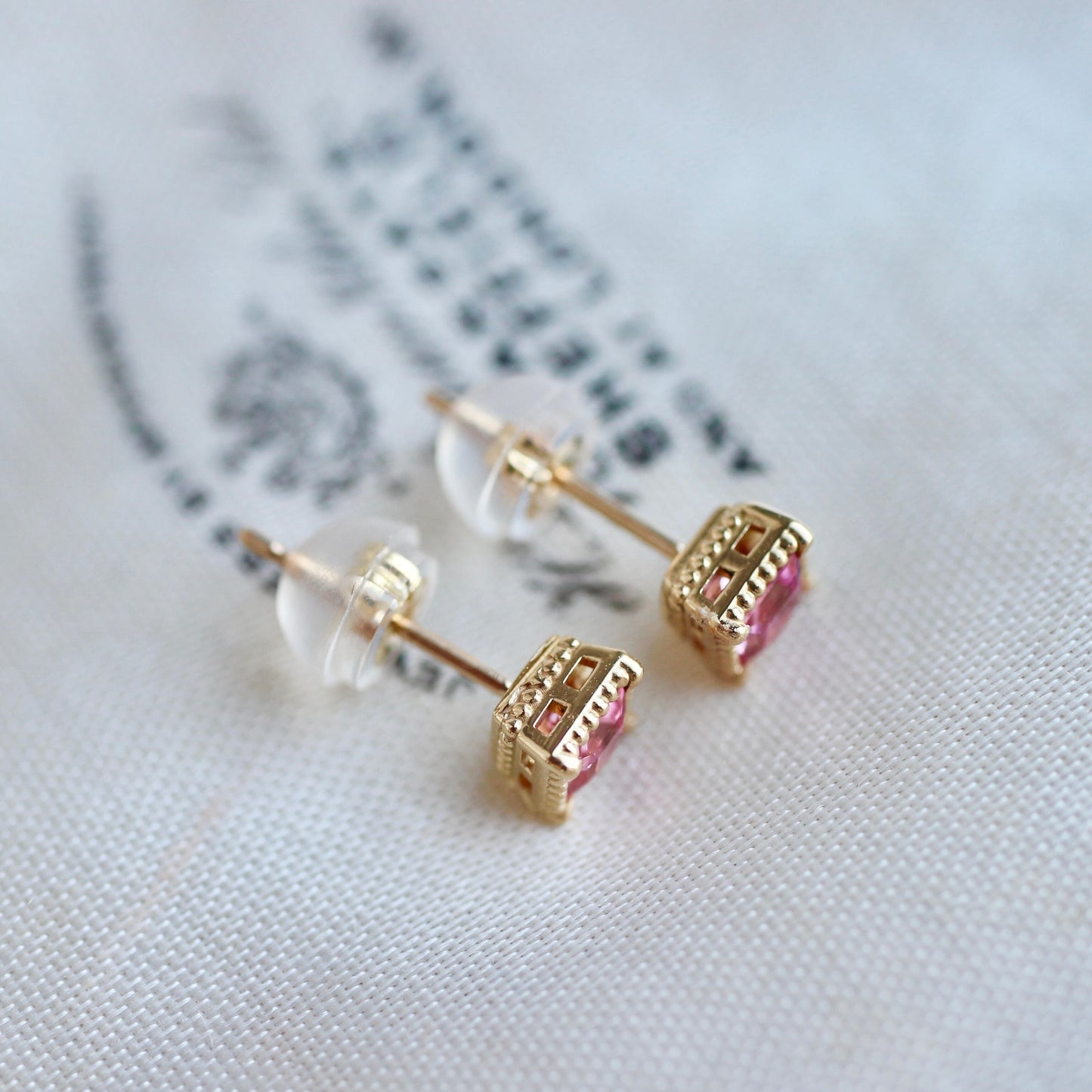 アヤナスピネル 3mm×3mm K18YG ミルフレーム ピアス 片耳 【MJ2498】