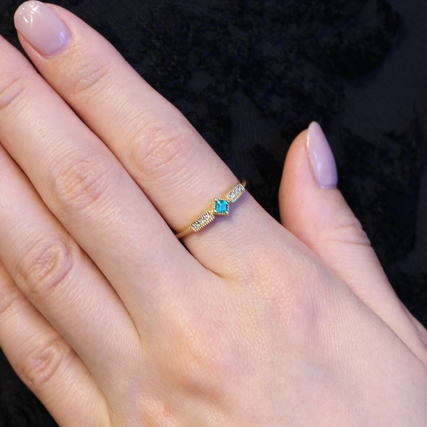 エメラルド 0.07ct ダイヤモンド 計0.03ct プリンセスカット K18YG ミルフレーム×シグナルアーム【MJ2848】