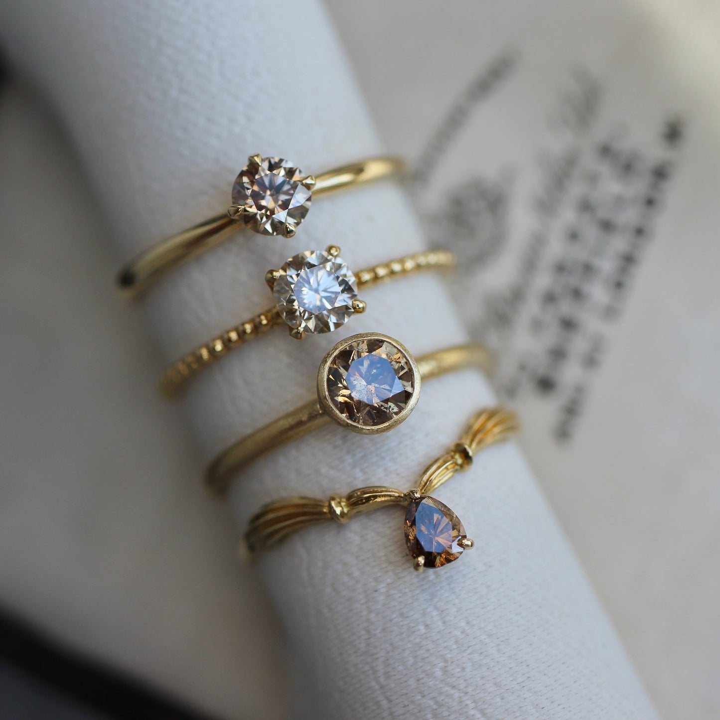 コニャックブラウンダイヤモンド0.218ct 3本爪×アンティークVアーム K18YG リング 【MJ2410】