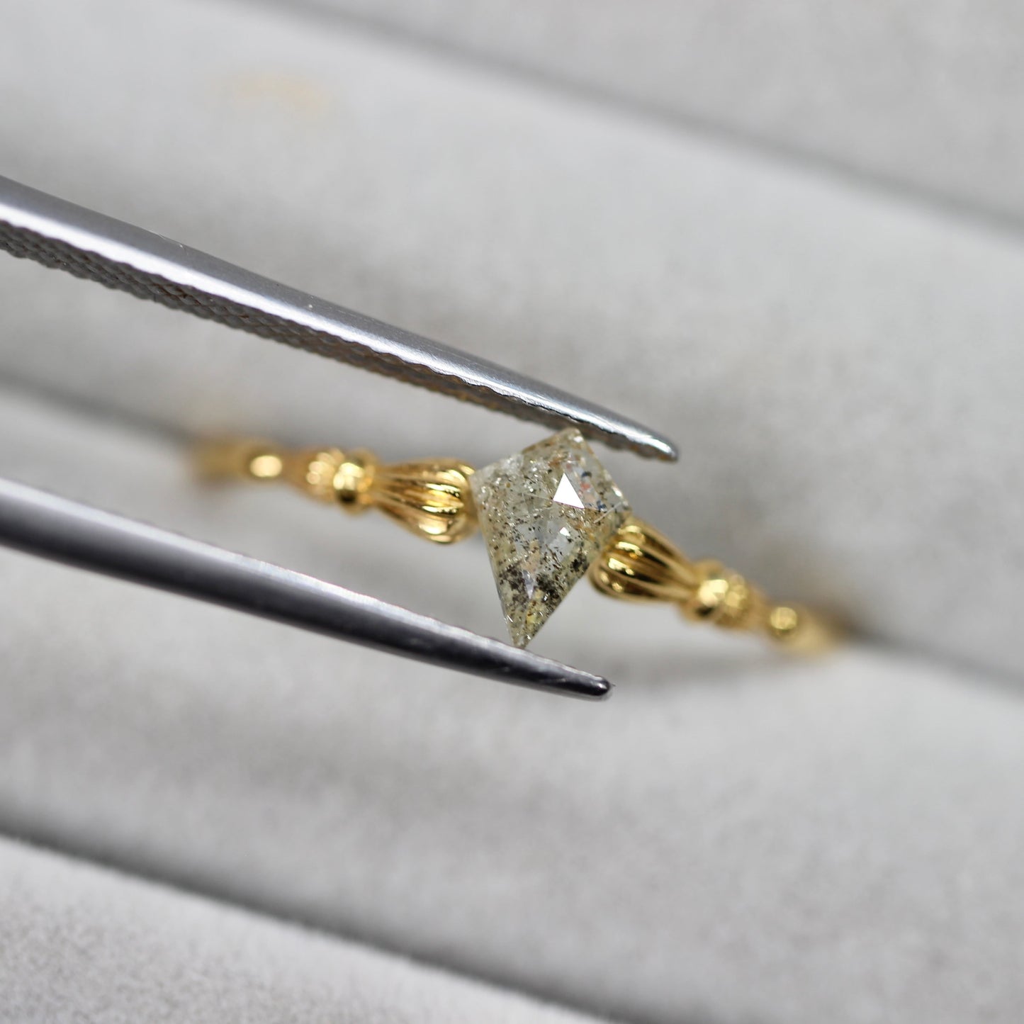 シールドカット ナチュラルダイヤモンド 0.31ct 6.0mm×4.0mm-1.2mm 【MJ2494】