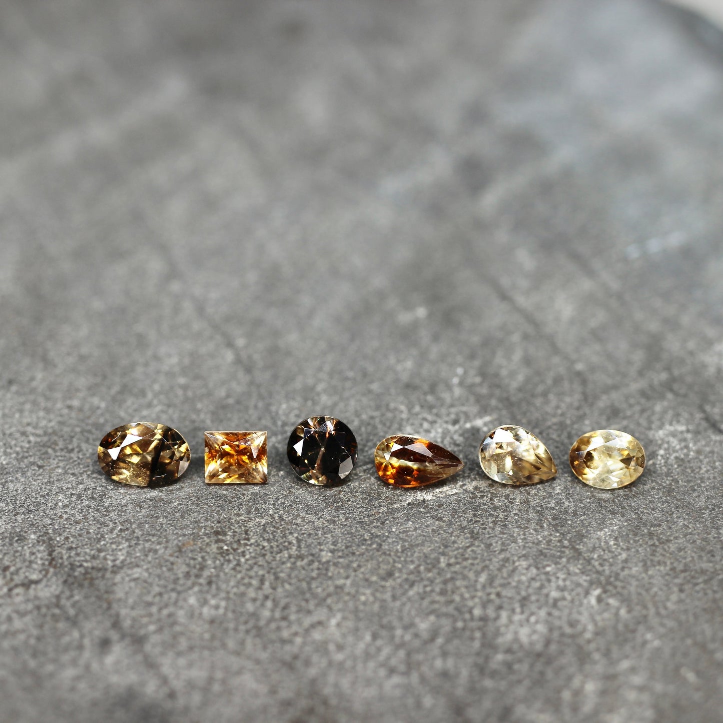 オーバルカット バイカラーキャシテライト 1.33ct 6.2mm×4.1mm×2.7mm【MJ2615】