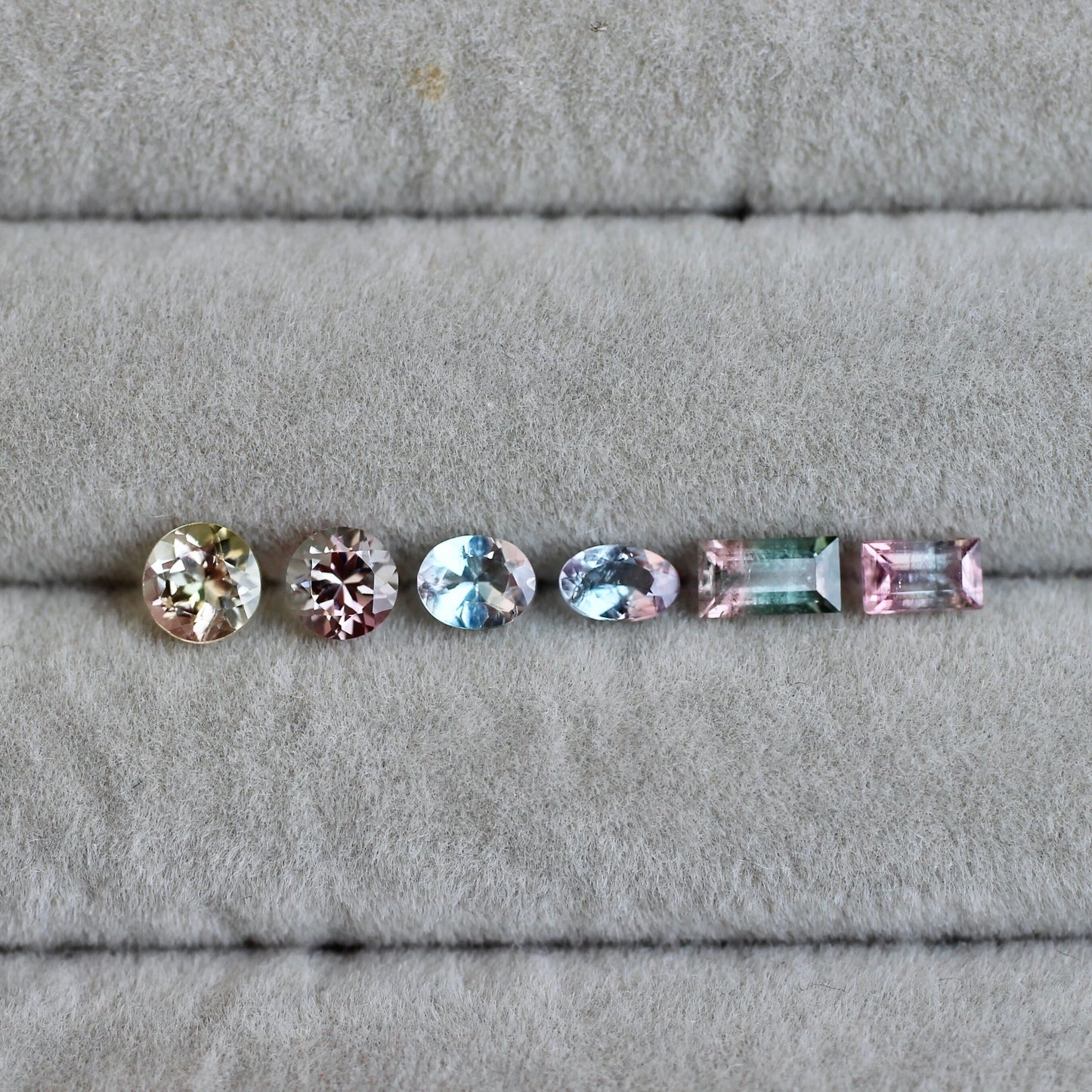 バイカラートルマリン 0.46ct 4.8mm 【MJ2422】