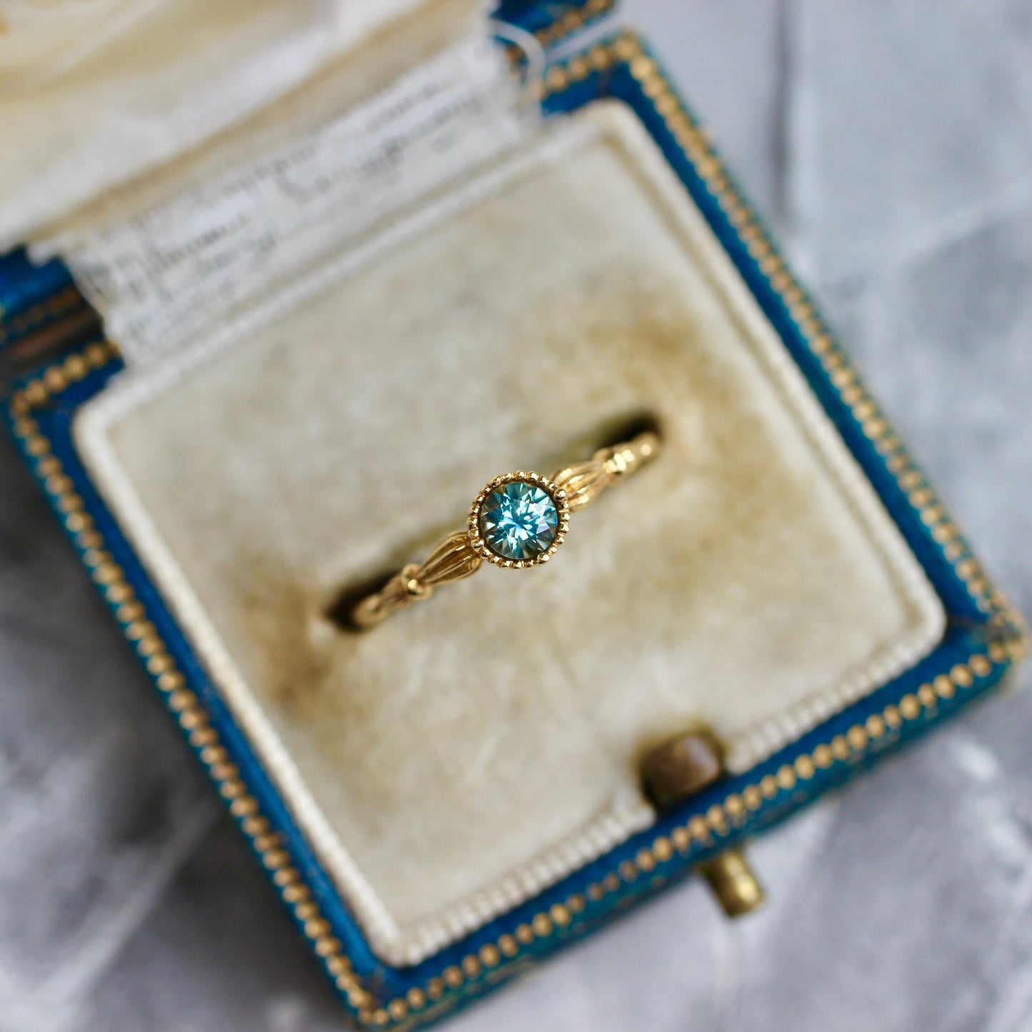 モンタナサファイア 0.25ct 3.7mm アメリカ・モンタナ州産 朝顔【MJ2426】