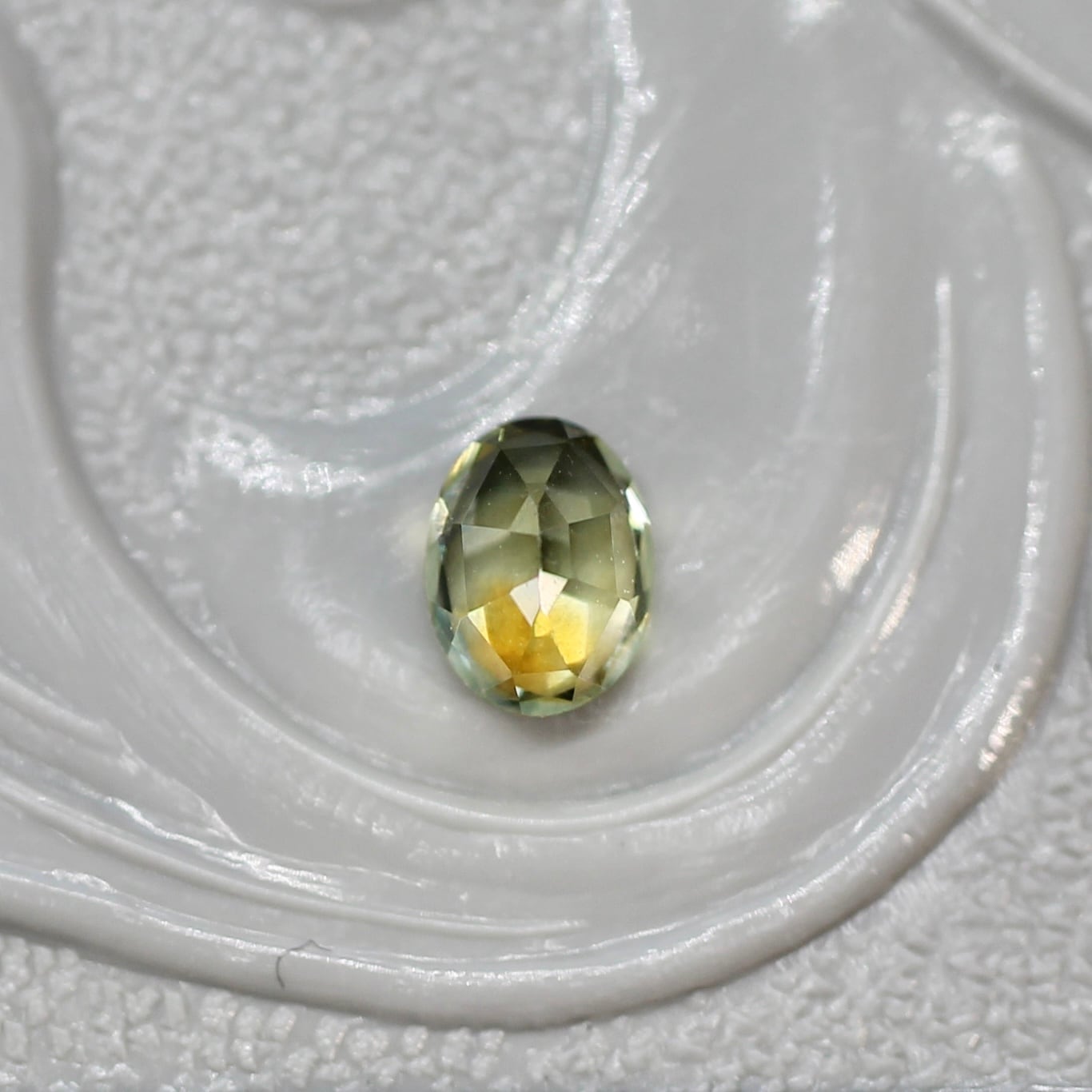 モンタナサファイア 0.23ct オーバルカット 3.6mm×2.6mm×1.8mm  【MJ2635】