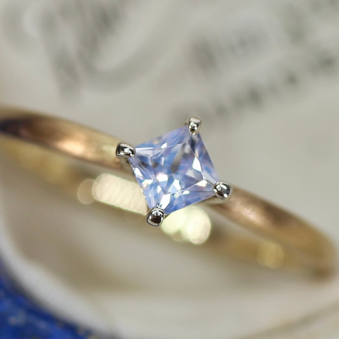 シルキーホワイトサファイア 0.3ct プリンセスカット K10WG×K10YG 4本爪(立て爪)×テーパーアーム(マット)【MJ2845】