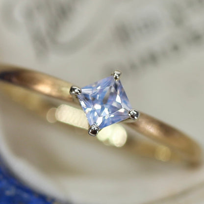 シルキーホワイトサファイア 0.3ct プリンセスカット K10WG×K10YG 4本爪(立て爪)×テーパーアーム(マット)【MJ2845】