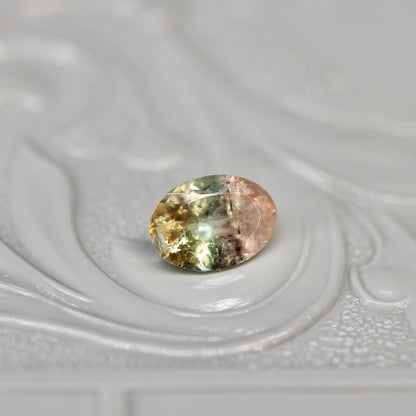 オーバルカット パーティーカラードトルマリン 0.61ct  6.4mm×4.4mm×2.6mm【MJ2568】