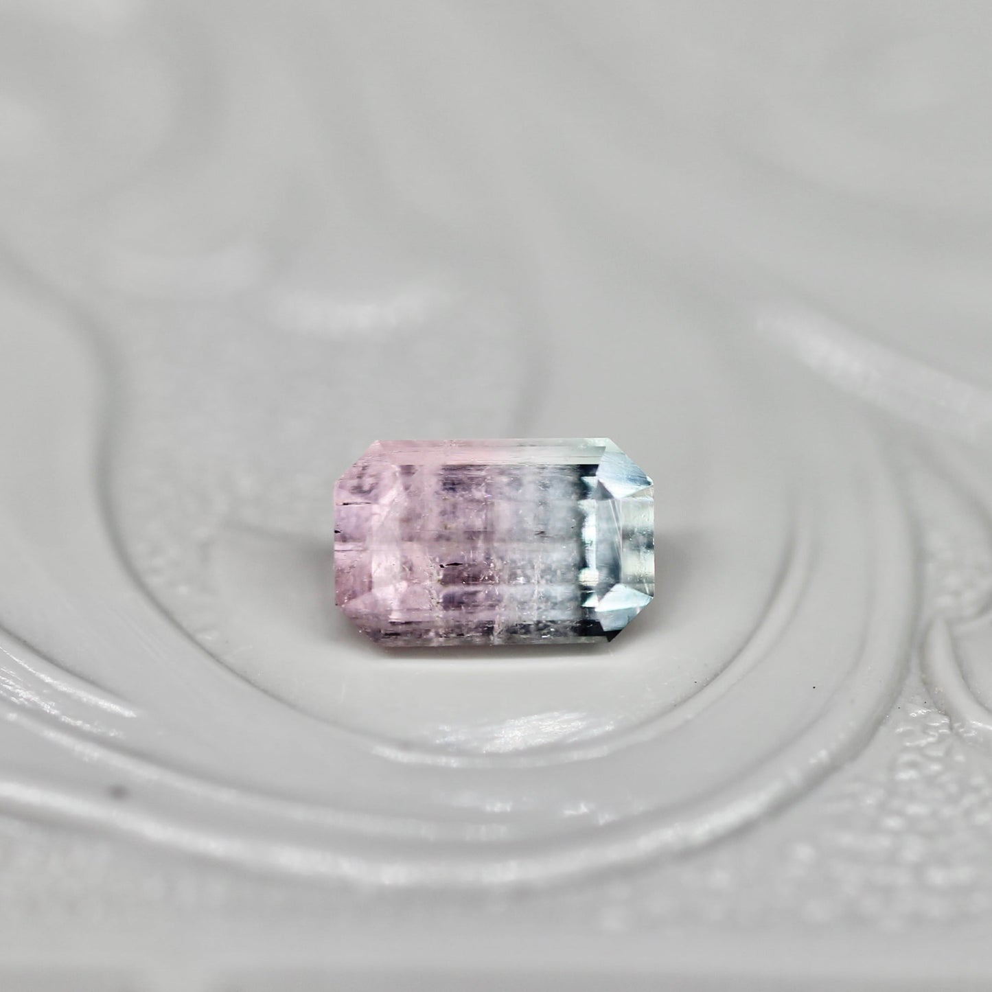 バイカラートルマリン 0.44ct エメラルドカット 5.3mm×3.5mm×2.9mm【MJ2670】
