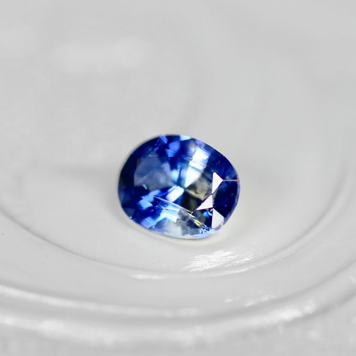 バイカラーサファイア 0.19ct オーバルカット 4.1mm×2.1mm×3.1mm【MJ2557】