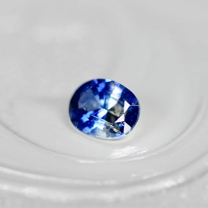 バイカラーサファイア 0.19ct オーバルカット 4.1mm×2.1mm×3.1mm【MJ2557】