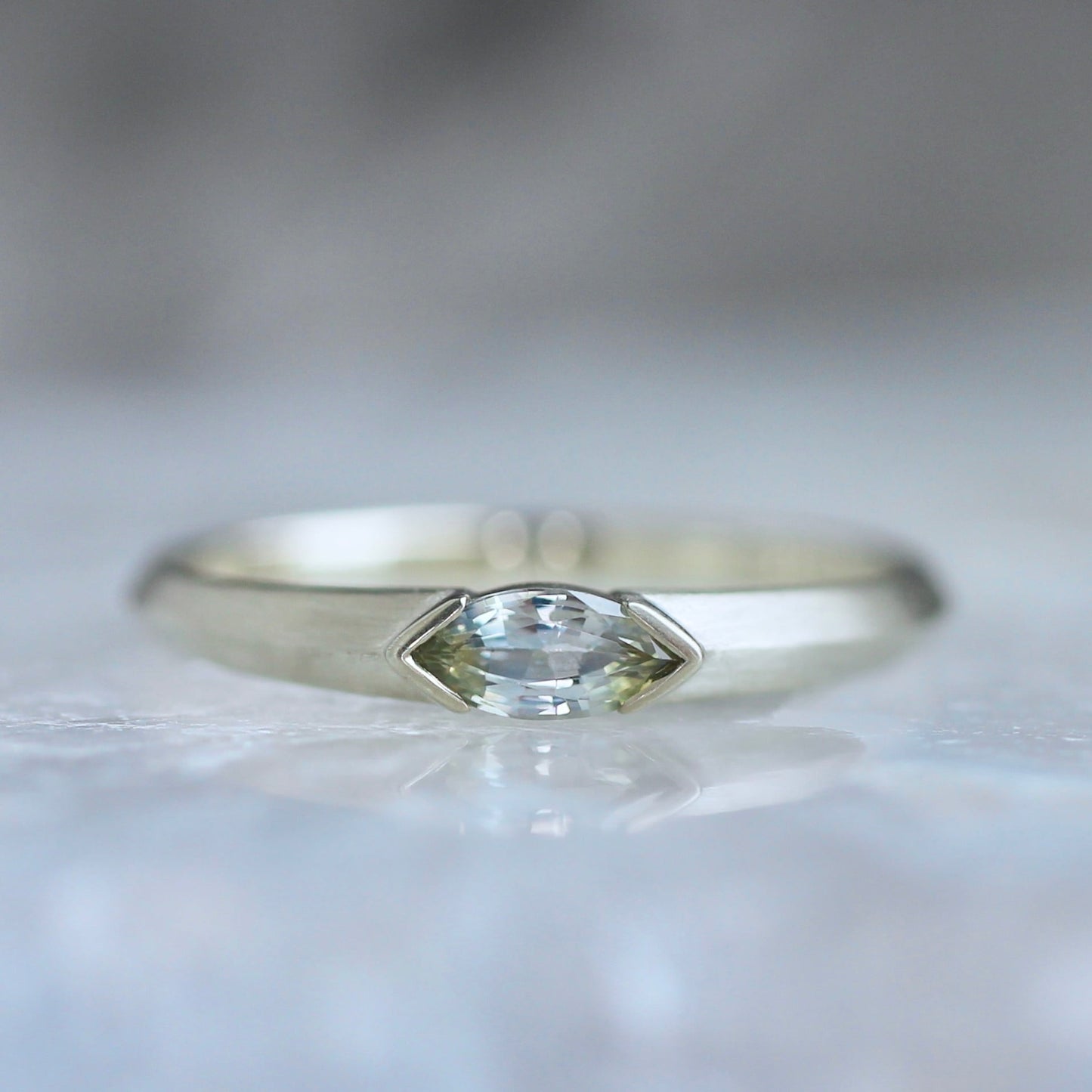 バイカラーサファイア 0.3ct マーキスカット K10WG リング 【MJ2455】