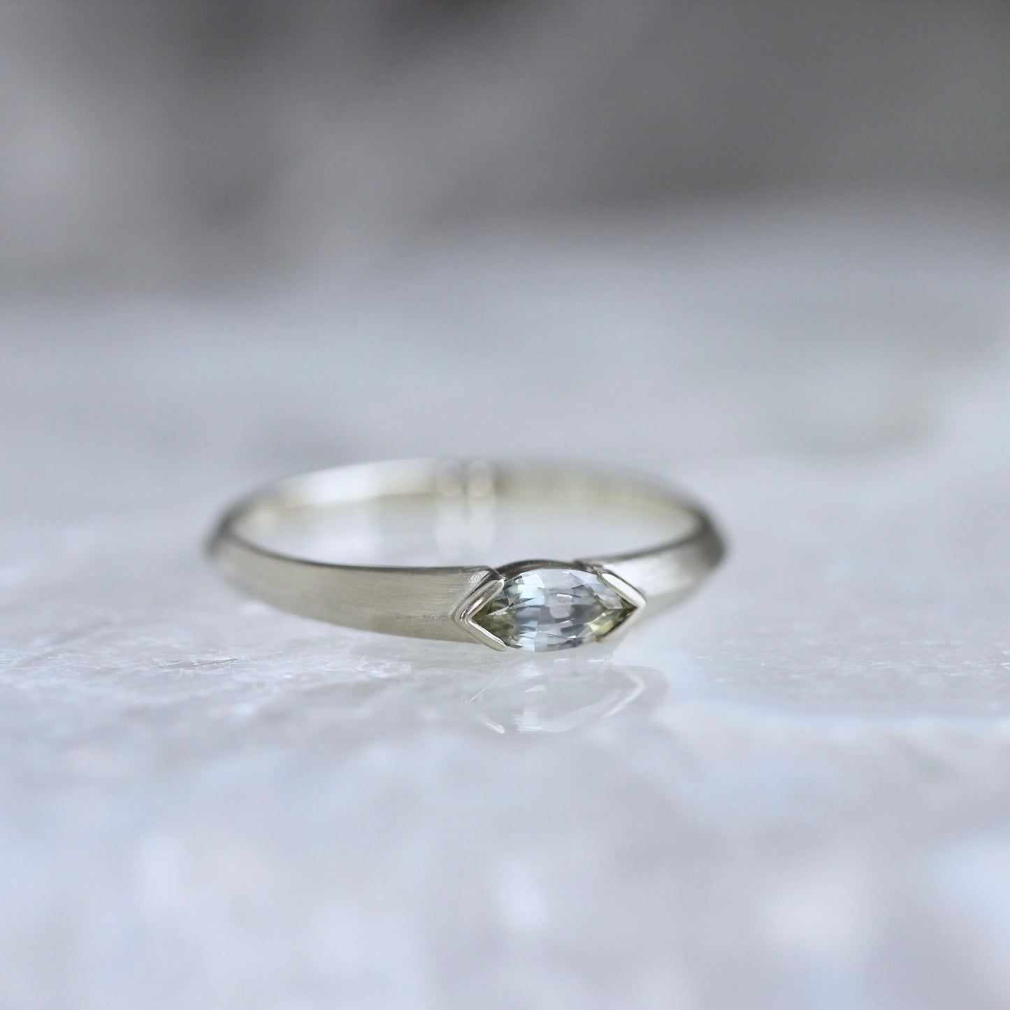 バイカラーサファイア 0.3ct マーキスカット K10WG リング 【MJ2455】