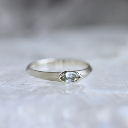 バイカラーサファイア 0.3ct マーキスカット K10WG リング 【MJ2455】