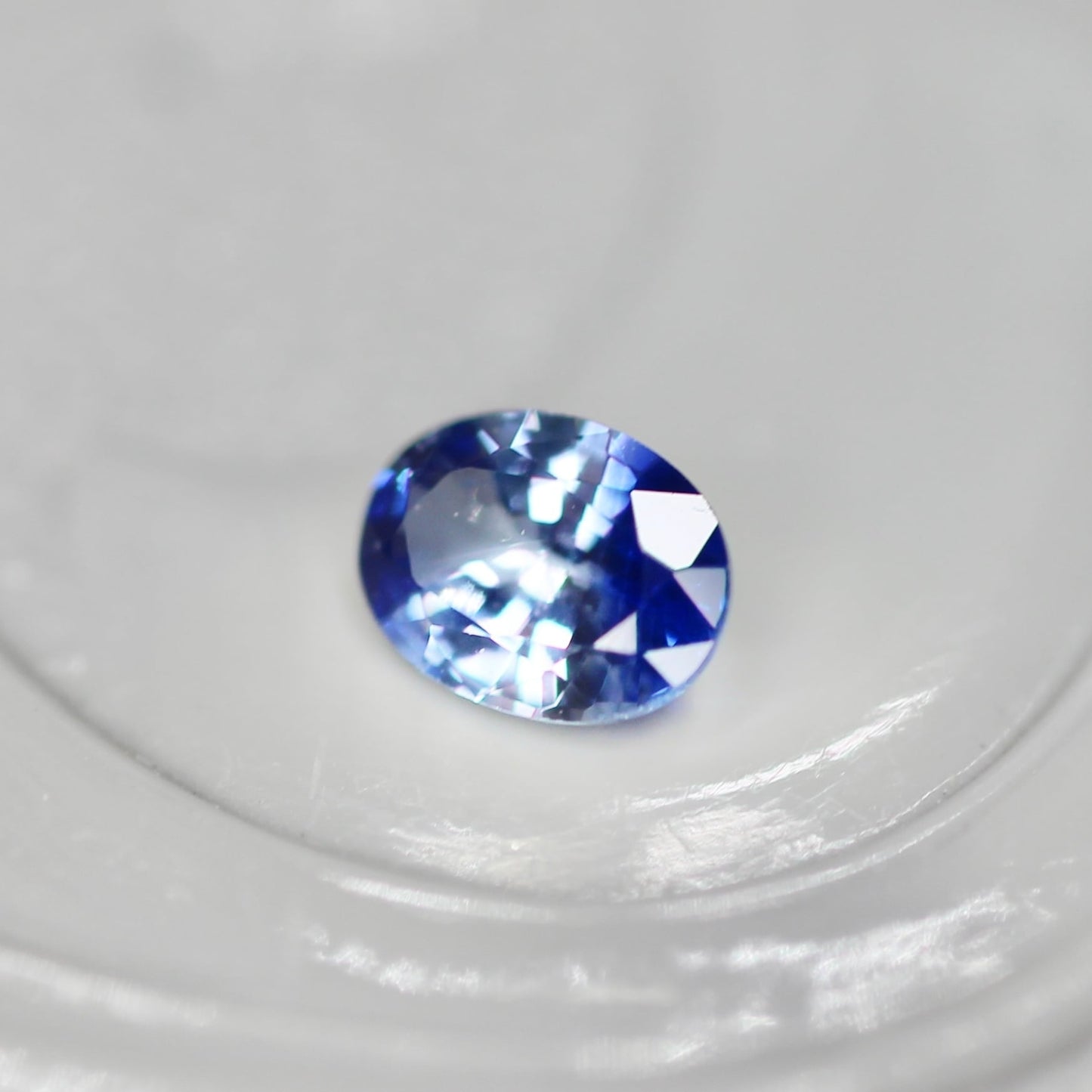 バイカラーサファイア 0.13ct オーバルカット 3.7mm×2.8mm×1.8mm【MJ2560】