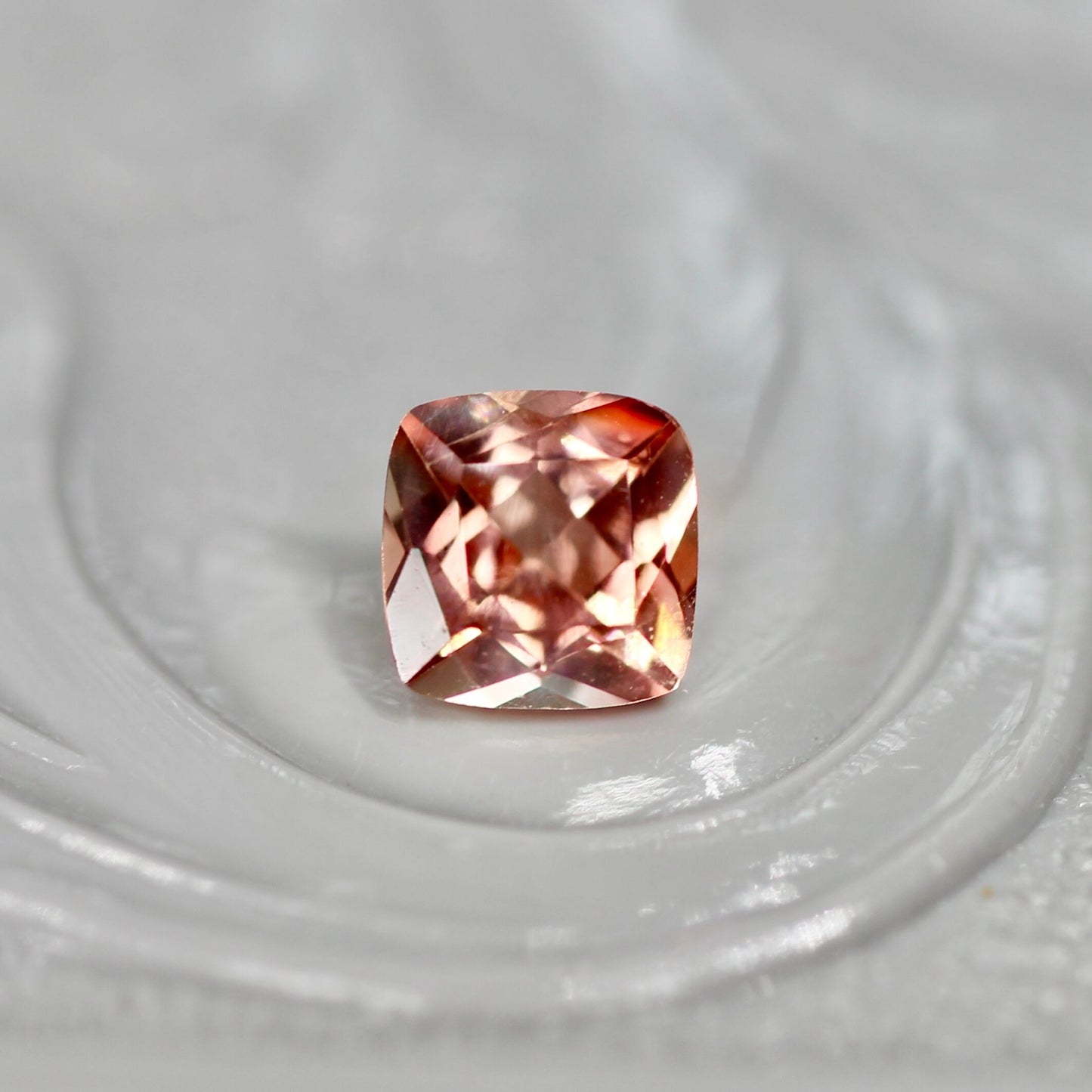バイカラーラブラドライト 0.26ct クッションカット 4.2mm×4.2mm×2.8mm【MJ2561】
