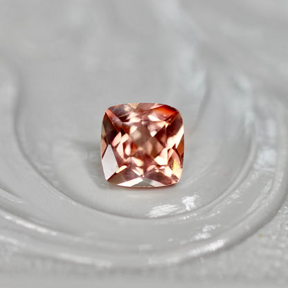バイカラーラブラドライト 0.26ct クッションカット 4.2mm×4.2mm×2.8mm【MJ2561】
